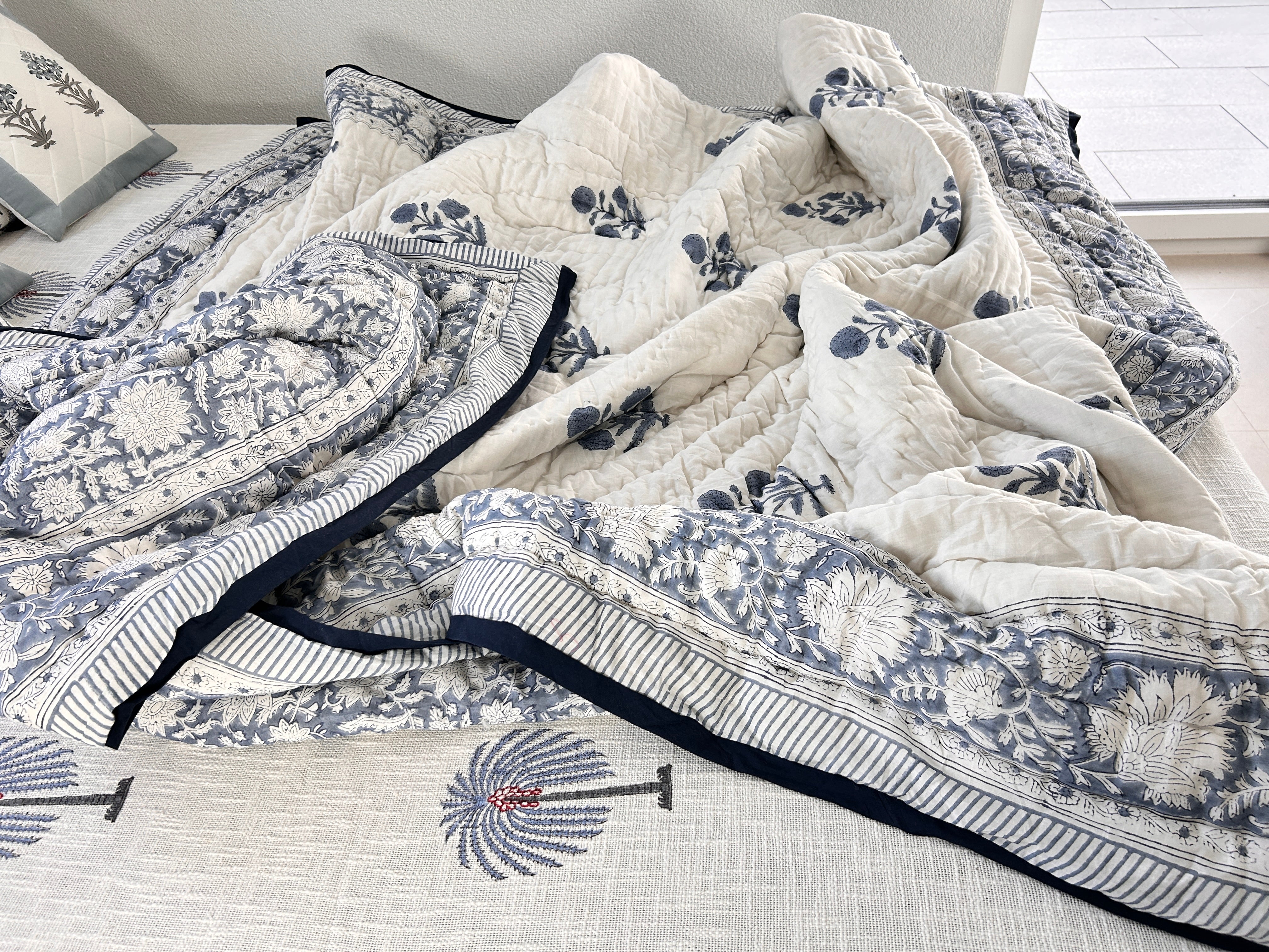 Handbedruckte Wendesteppdecke (Doppelbett) – Graues Blumenbouquet