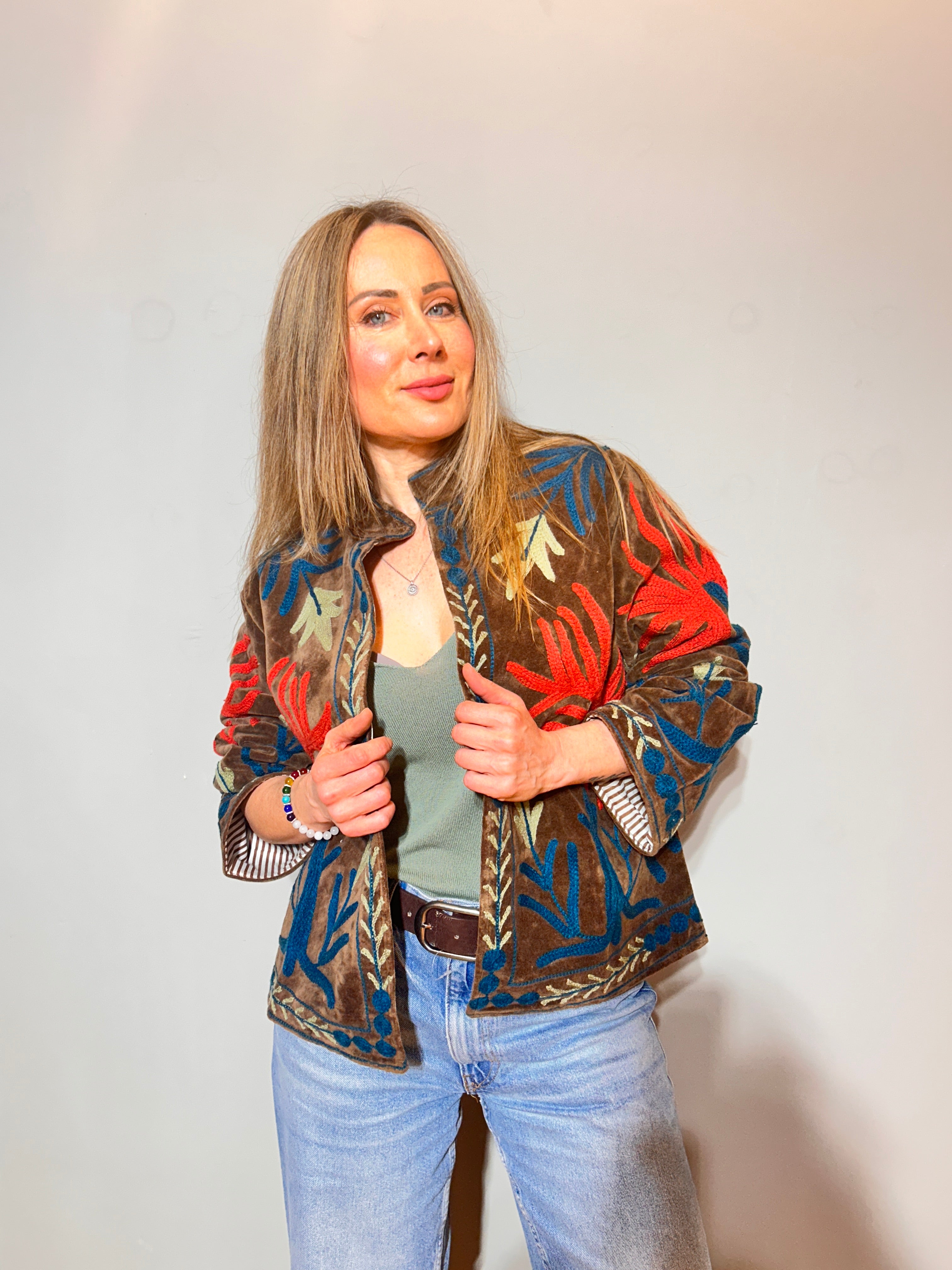 Türkisblaue folkloristische handbestickte Suzani-Jacke aus Samt