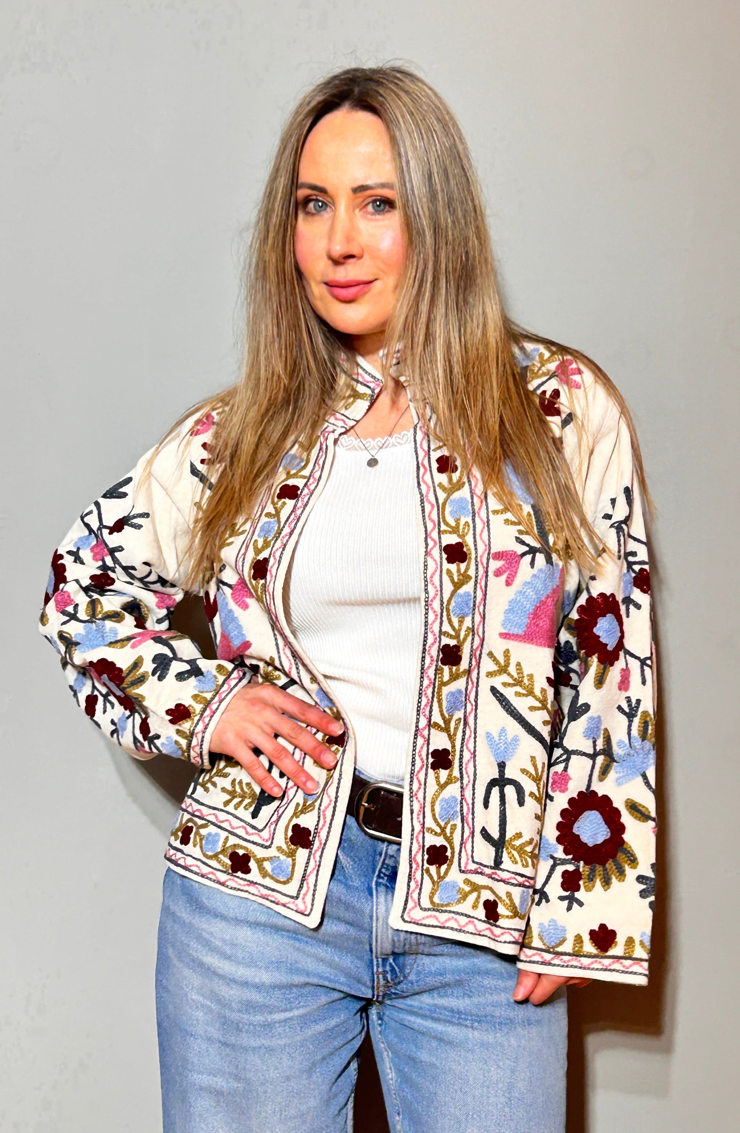 Suzani Handbestickte Baumwolljacke – Elfenbeingarten