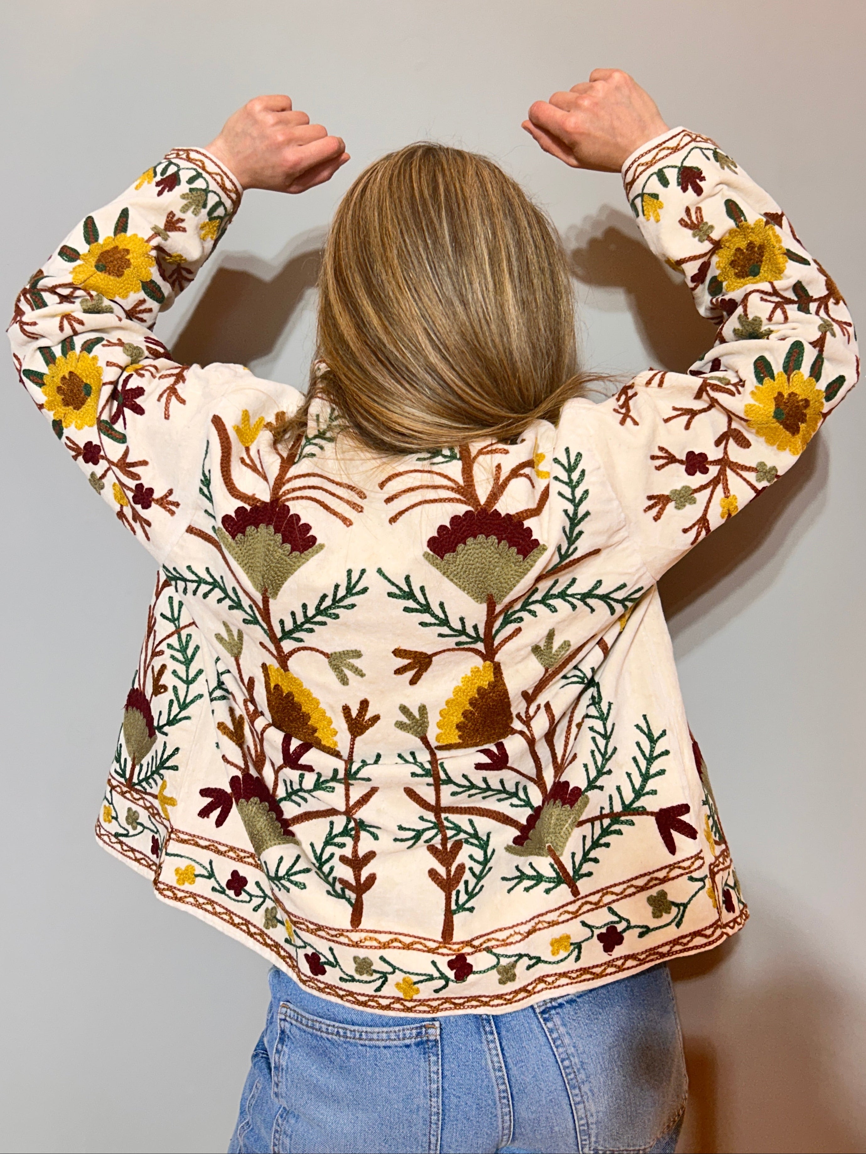 Suzani Handbestickte Baumwolljacke – Elfenbein Sonnenblume & Blüte