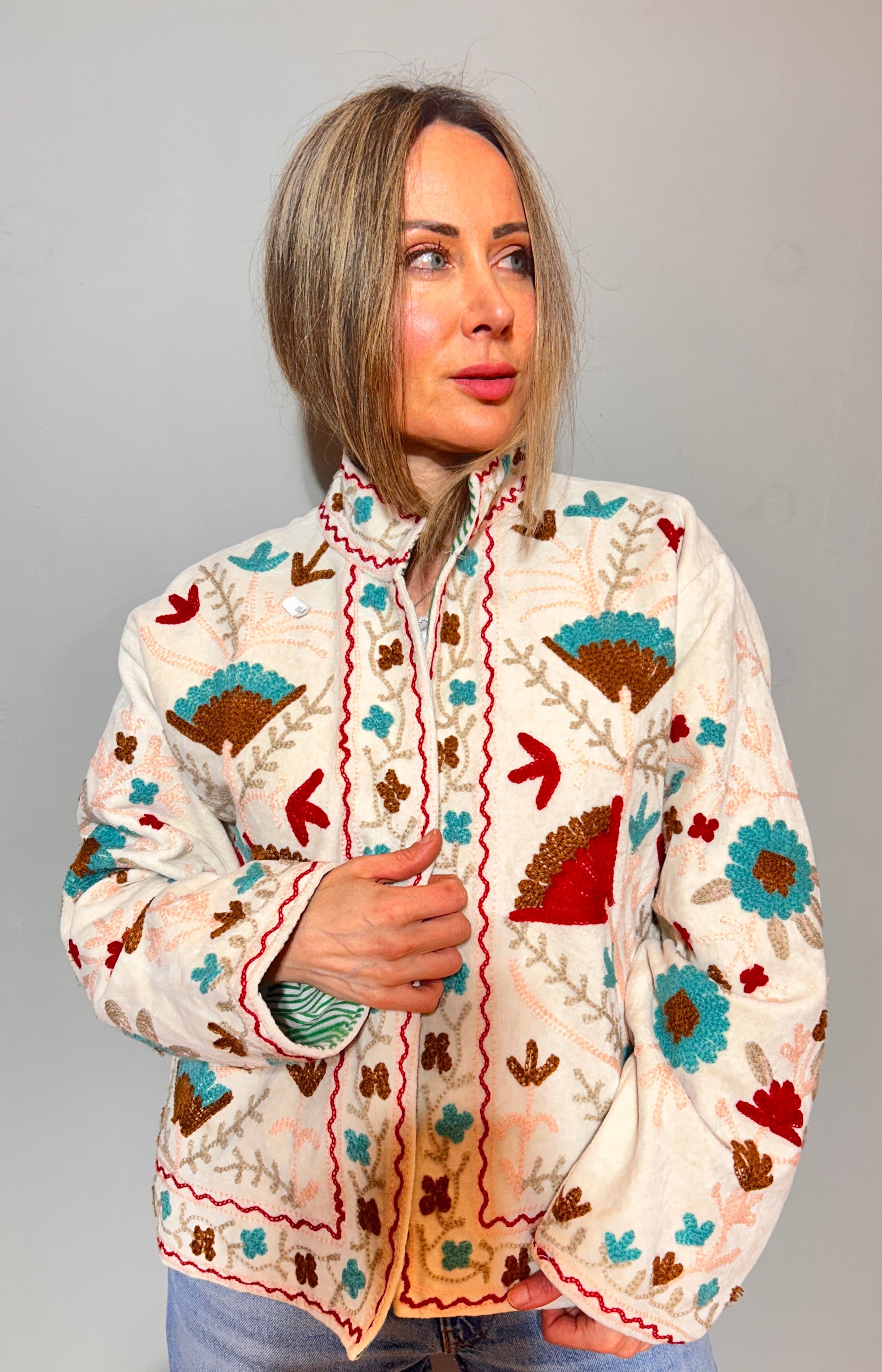 Suzani handbestickte Steppjacke – Elfenbeinfarbenes Fächer & Türkis-Blüte