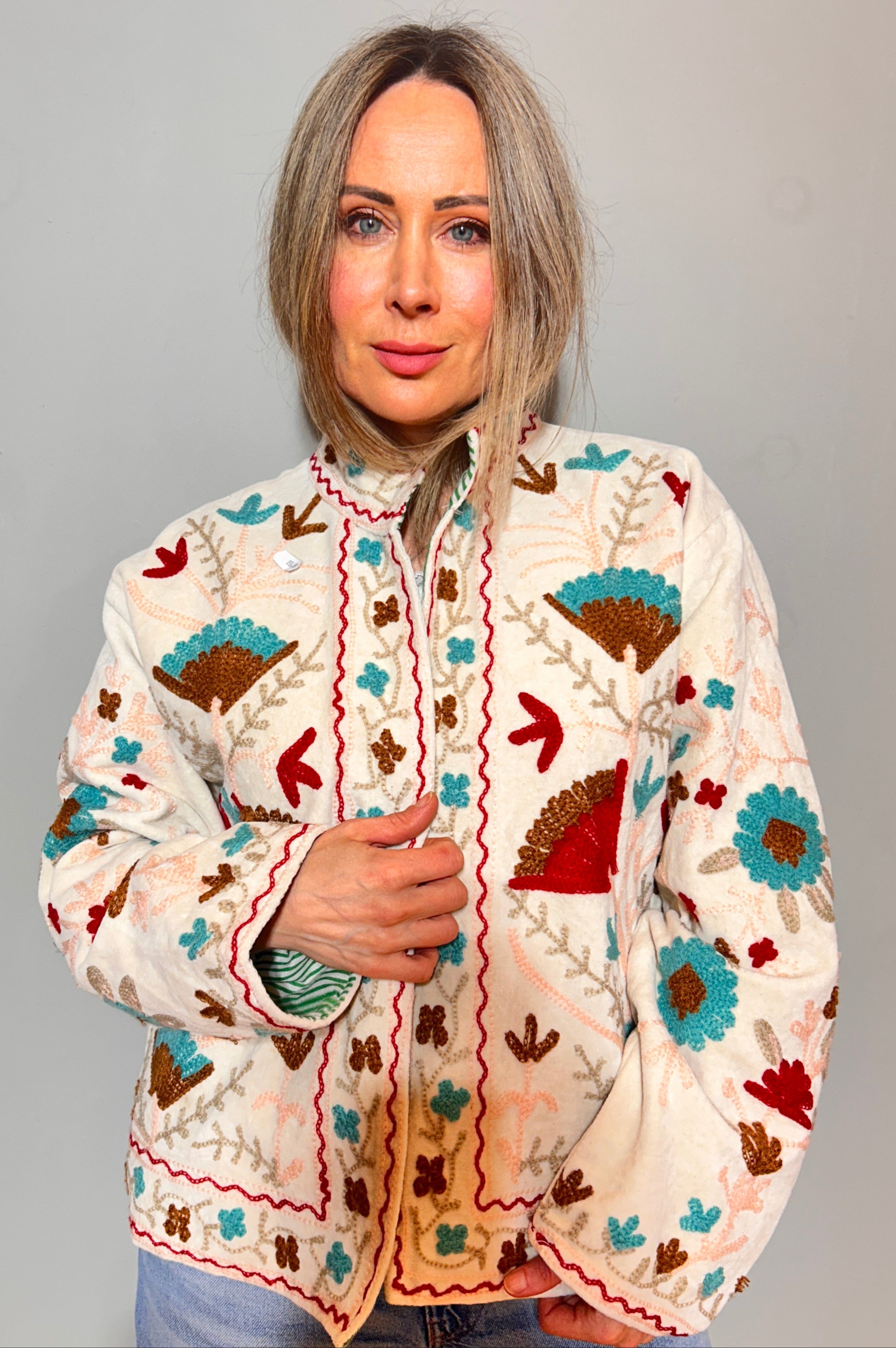 Suzani handbestickte Steppjacke – Elfenbeinfarbenes Fächer & Türkis-Blüte