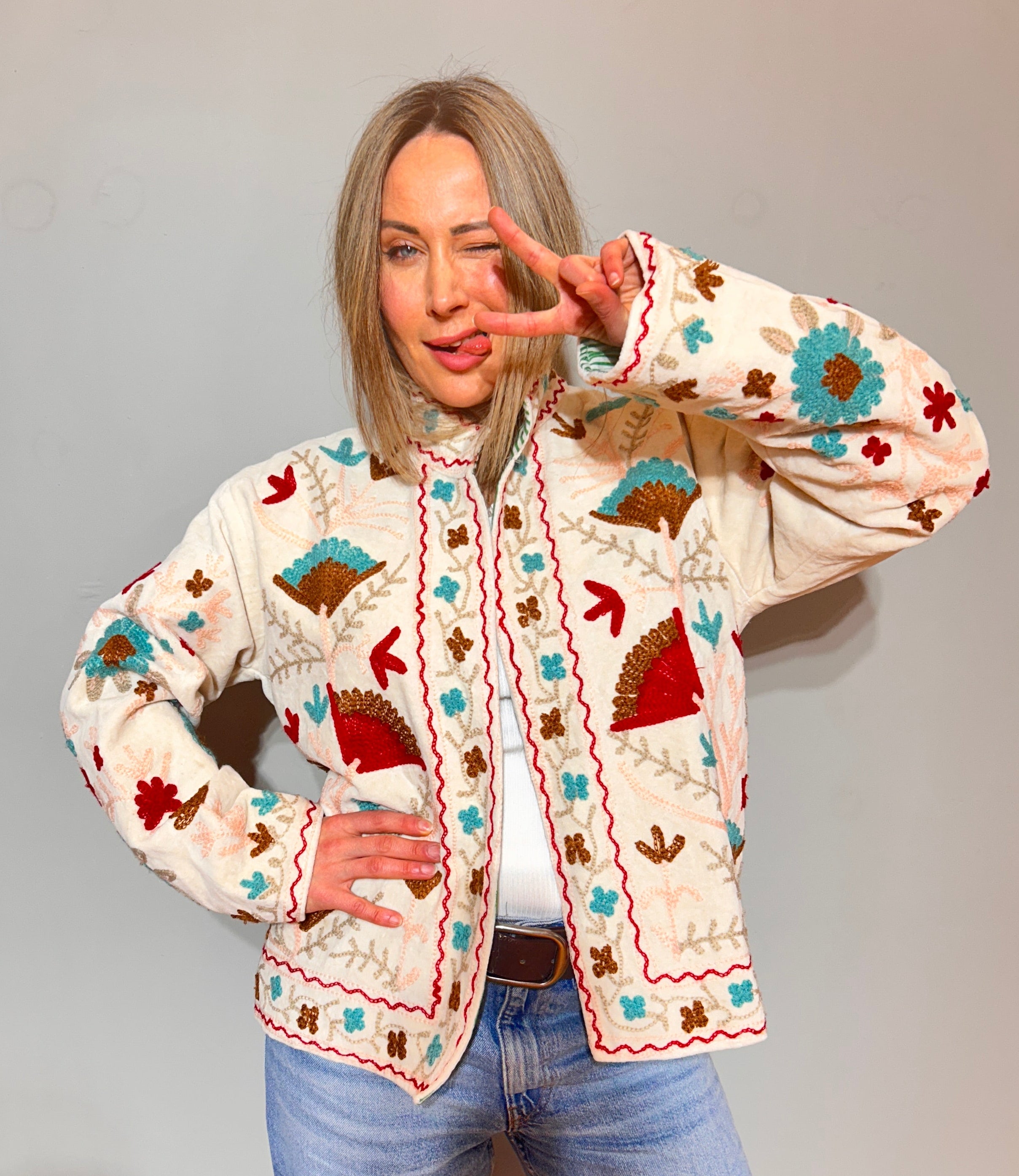 Suzani handbestickte Steppjacke – Elfenbeinfarbenes Fächer & Türkis-Blüte