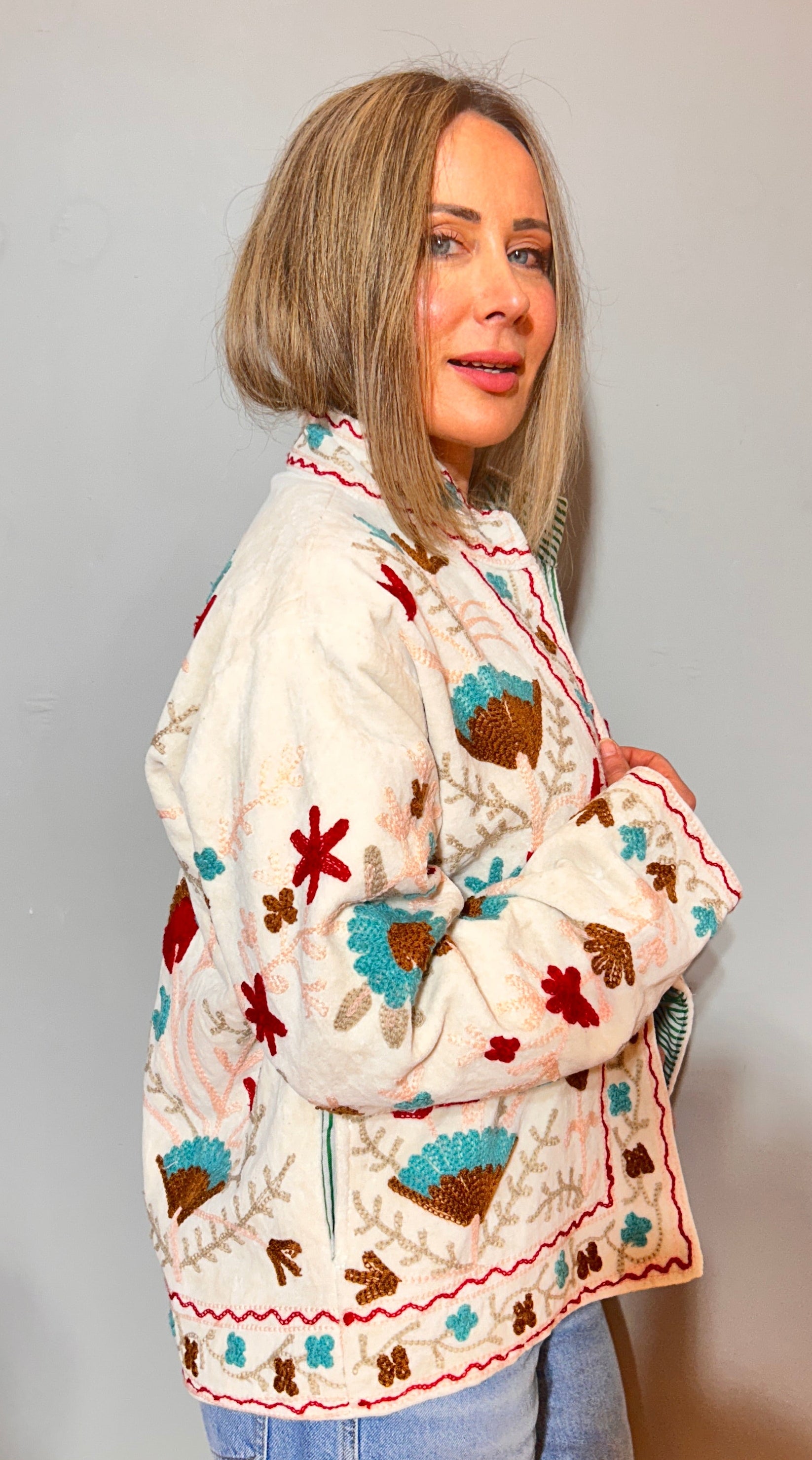 Suzani handbestickte Steppjacke – Elfenbeinfarbenes Fächer & Türkis-Blüte
