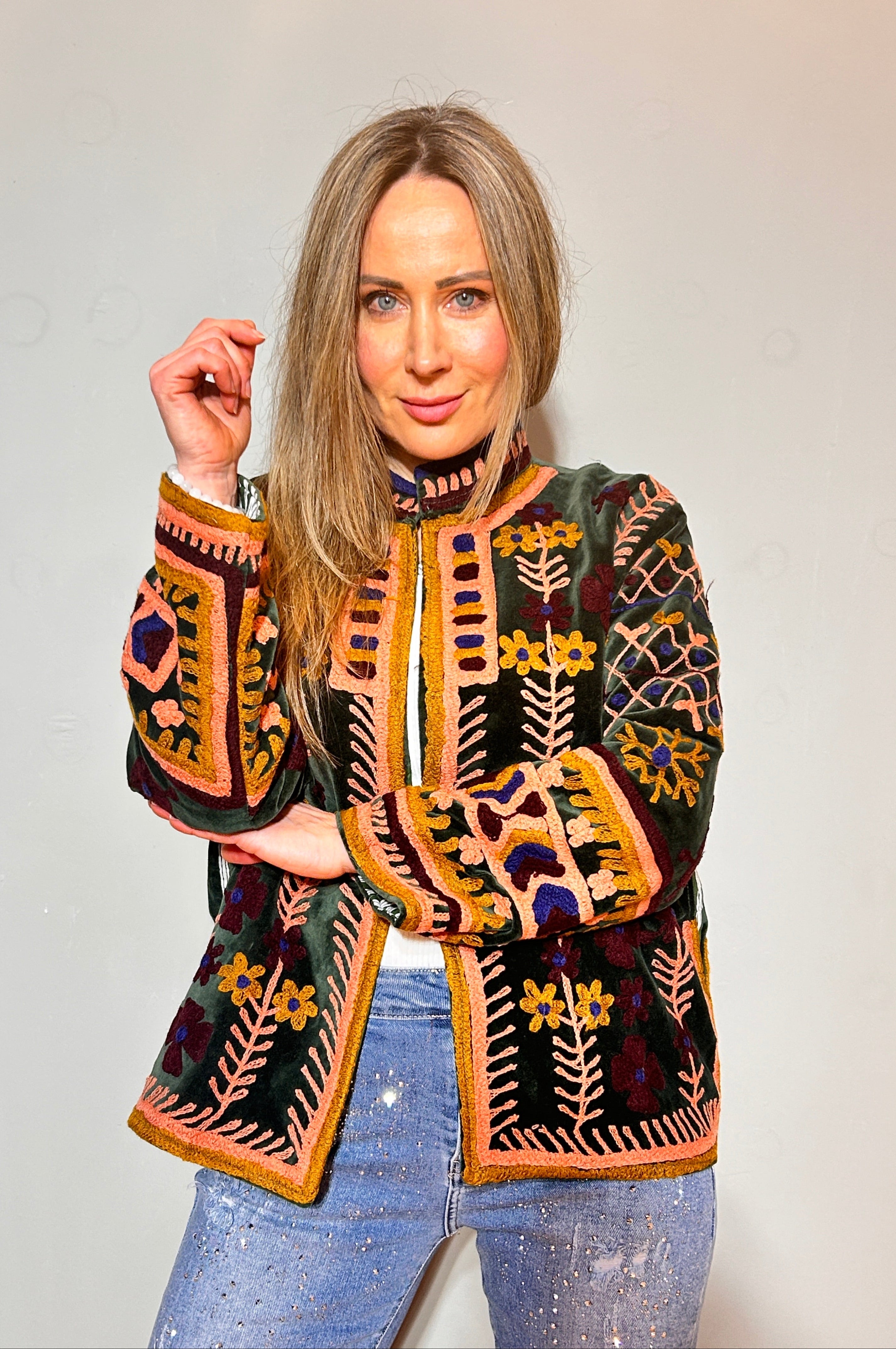 Suzani handbestickte Samtjacke – Waldgrün & Goldgarten