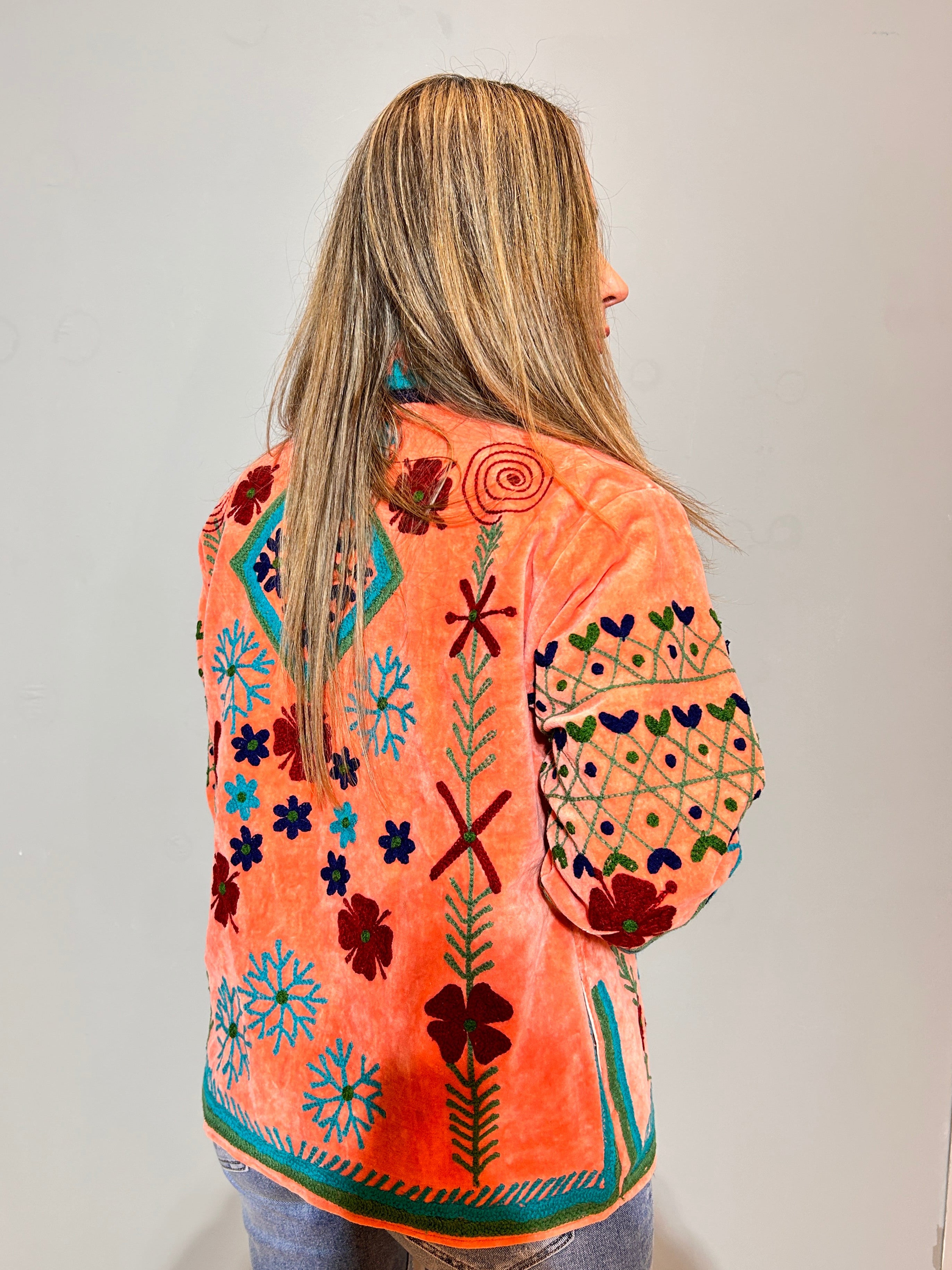 Suzani handbestickte Samtjacke – Korallenfarbene Gänseblümchen & Petrol