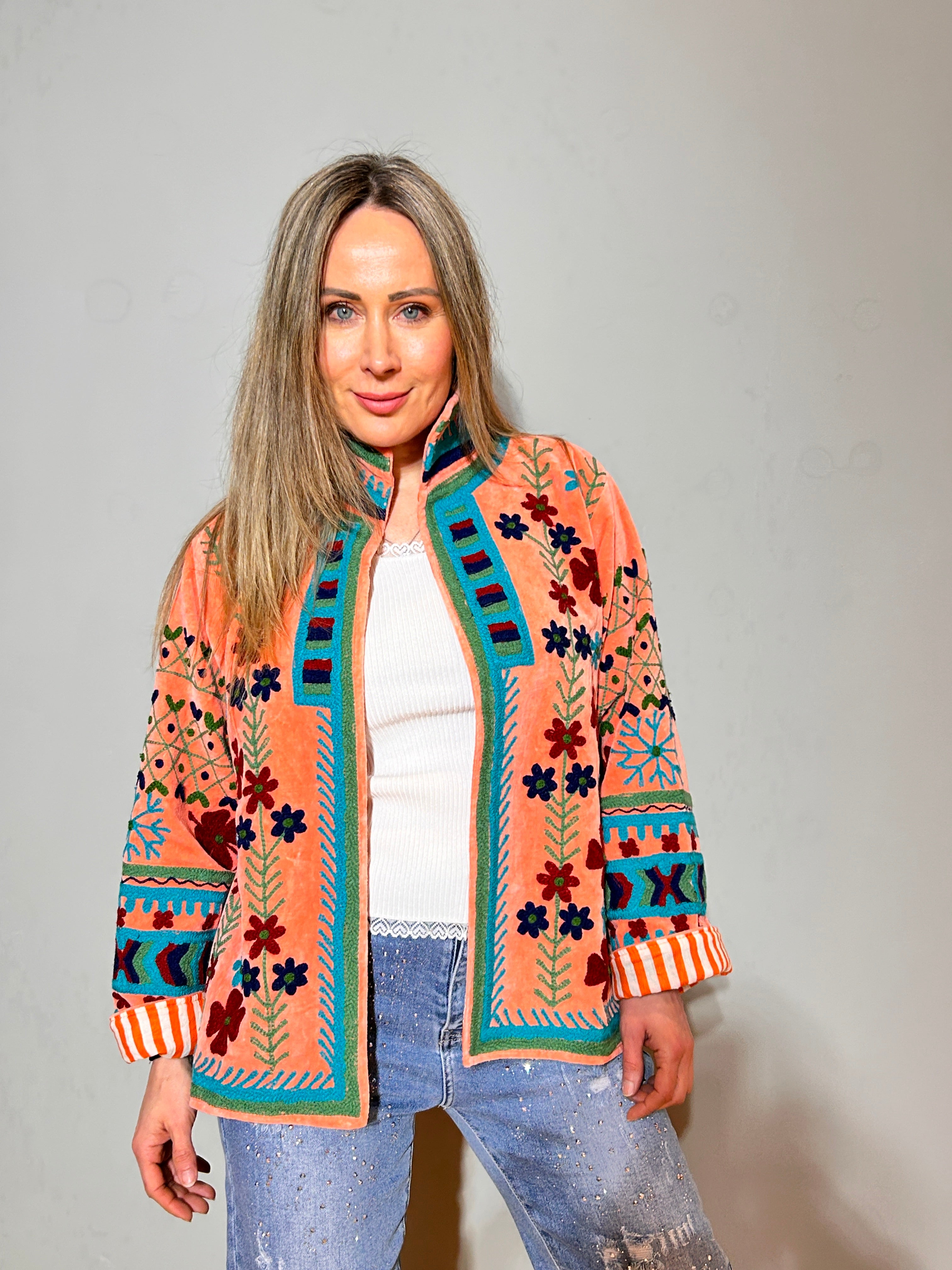 Suzani handbestickte Samtjacke – Korallenfarbene Gänseblümchen & Petrol