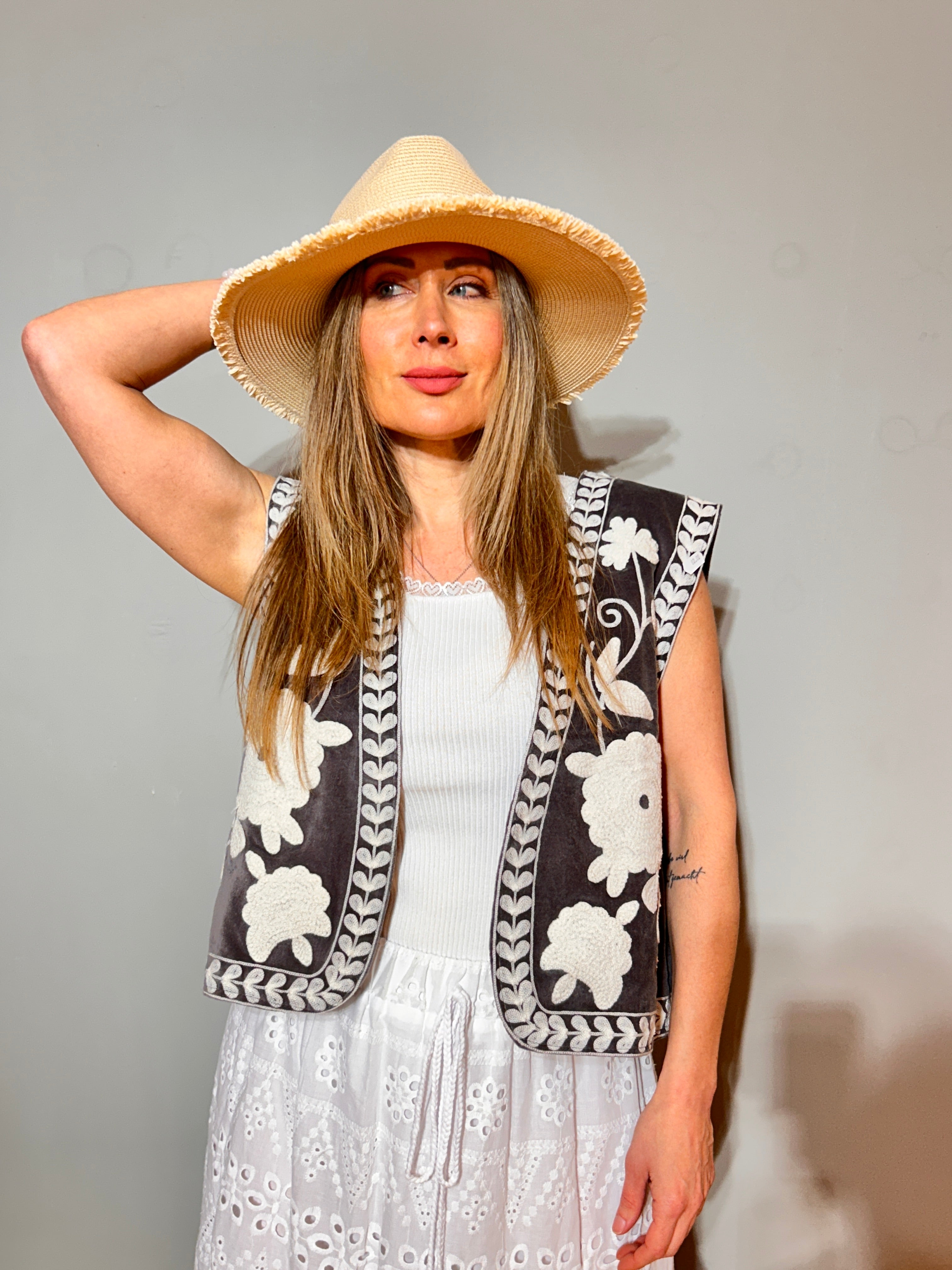 Suzani Bestickte Samtweste – Charcoal Folk Bloom