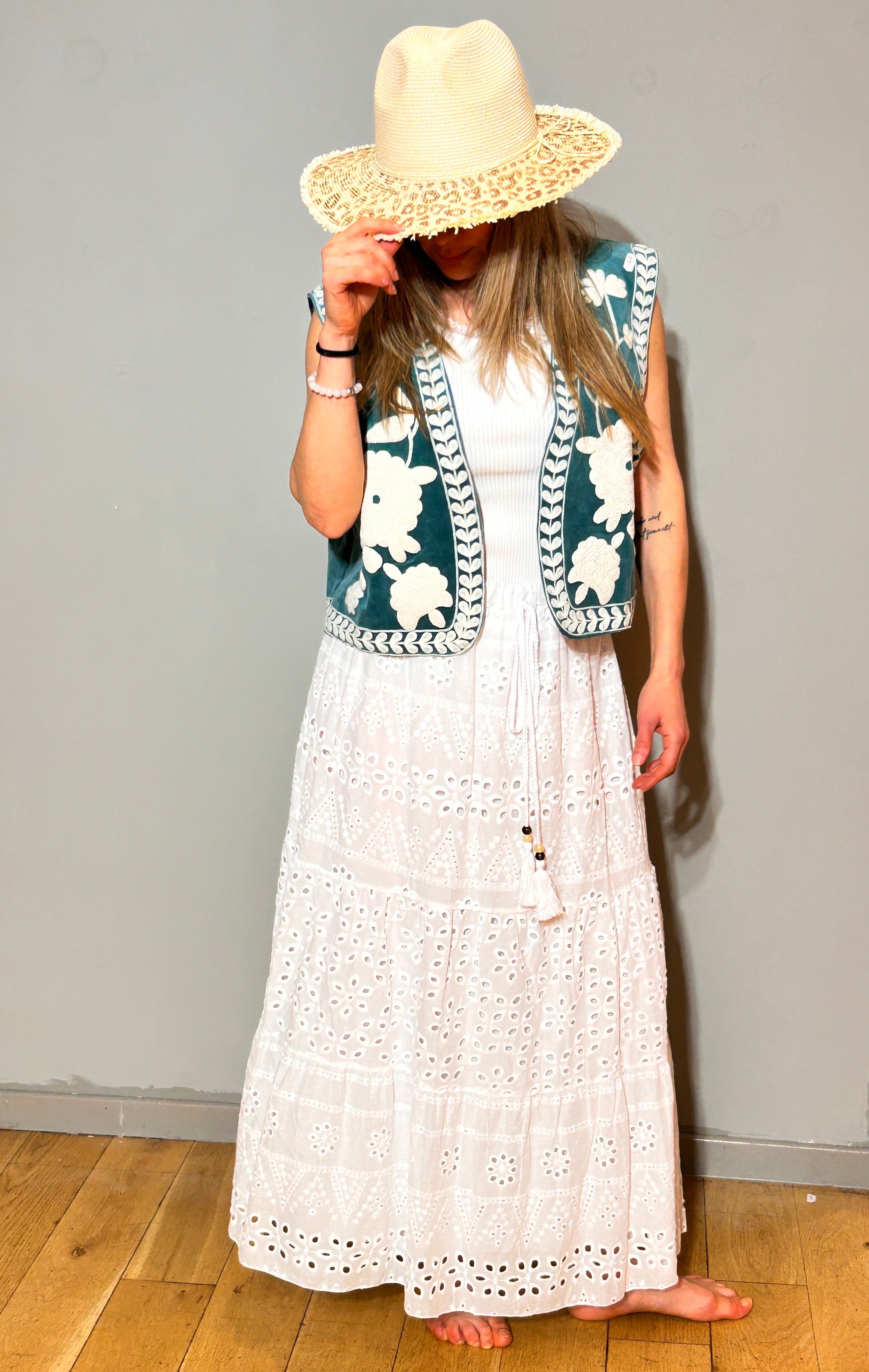 Suzani Hand-Embroidered Velvet Vest – Teal Folk Bloom