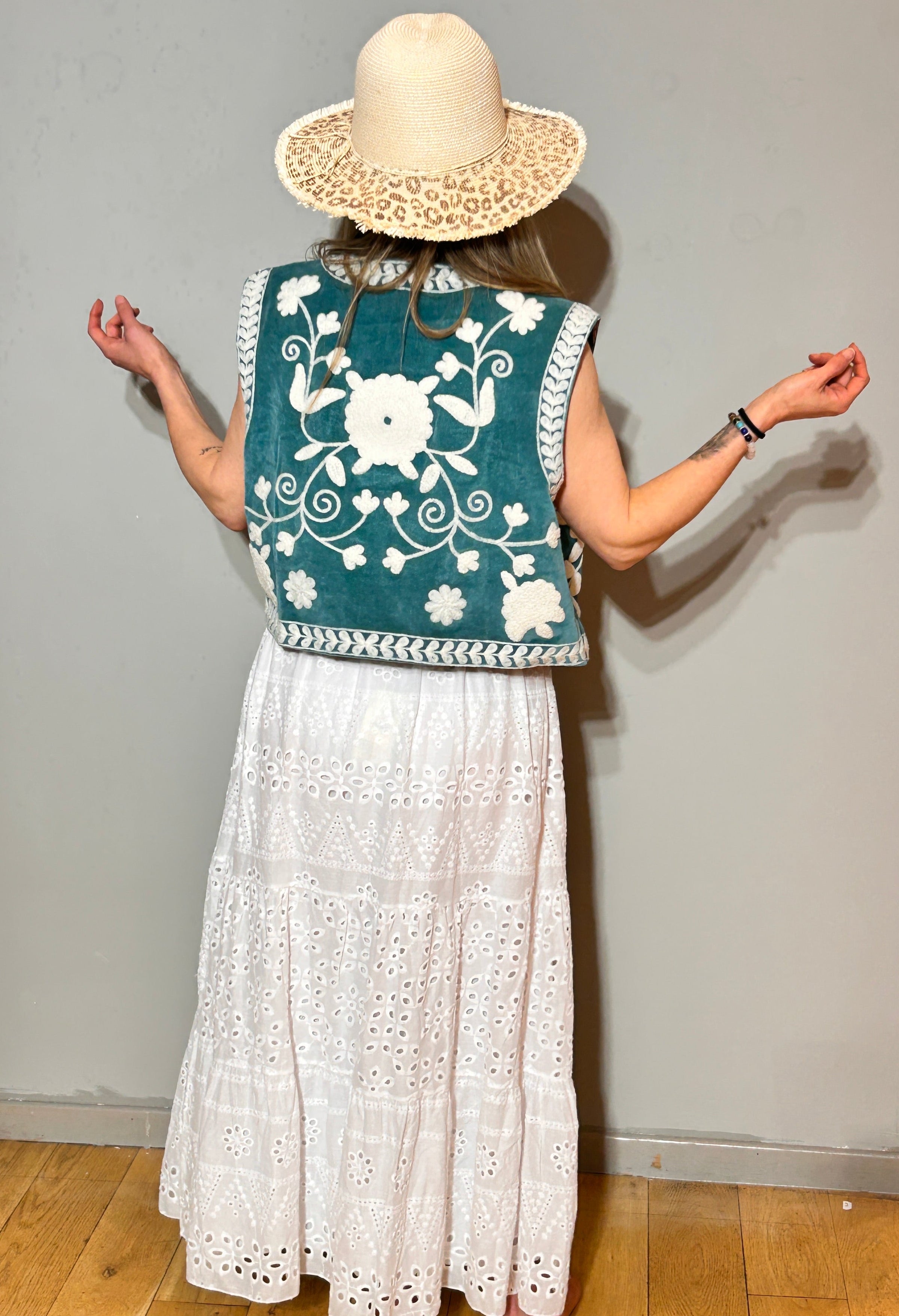 Suzani Hand-Embroidered Velvet Vest – Teal Folk Bloom