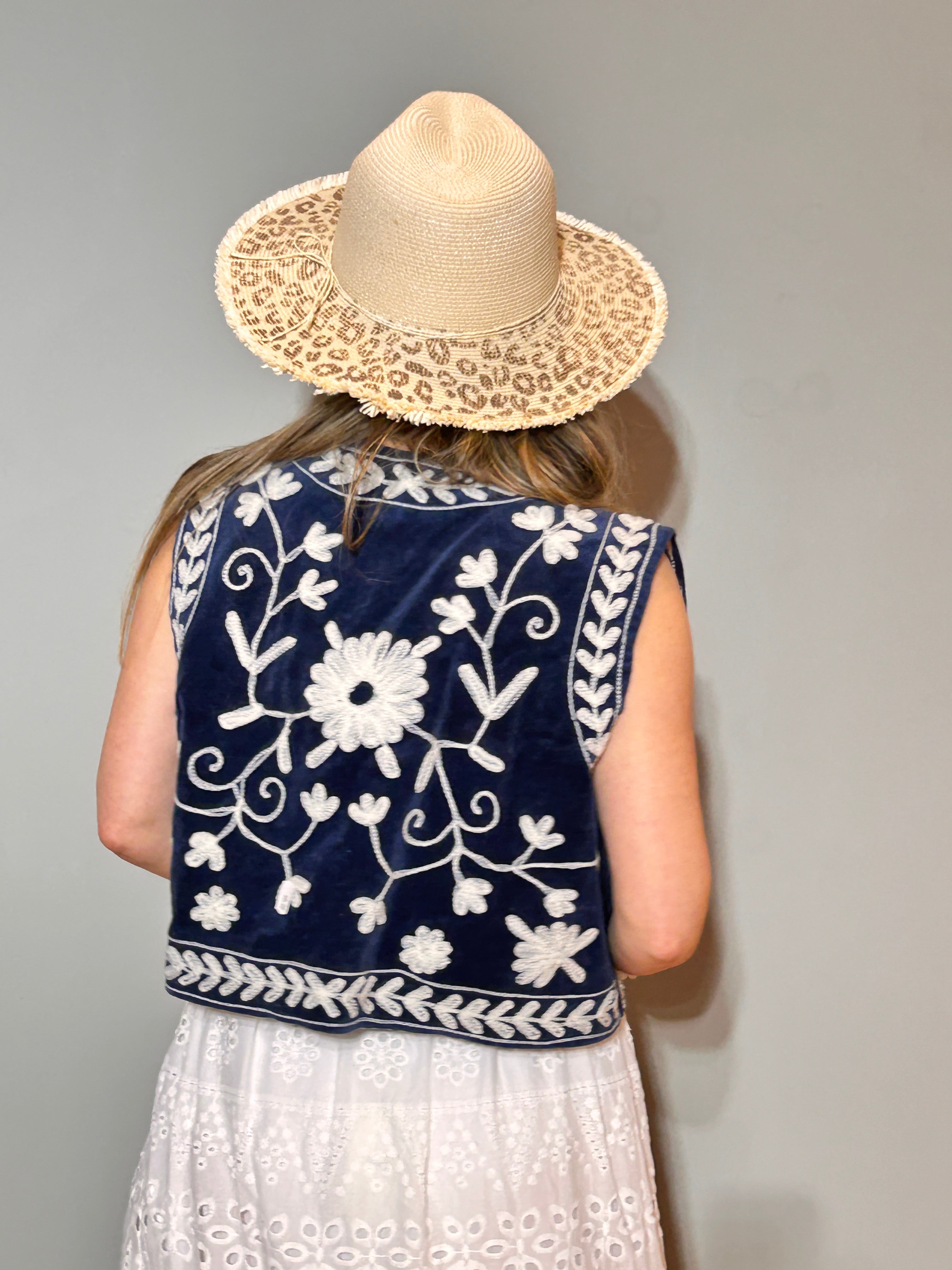 Suzani Handbestickte Samtweste – Midnight Daisy & Bloom