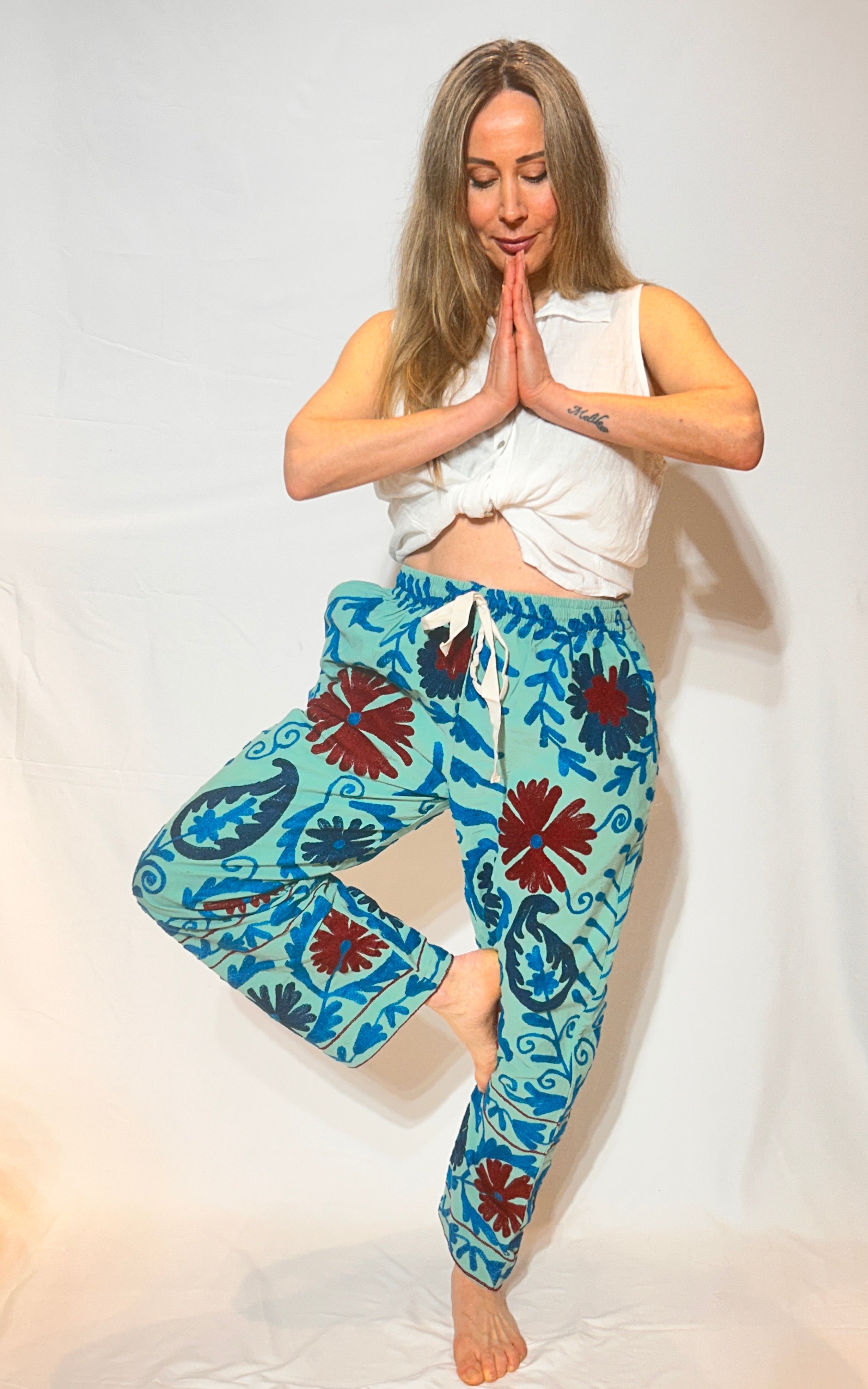 Suzani Handbestickte Hose – Aqua Daisy Bloom