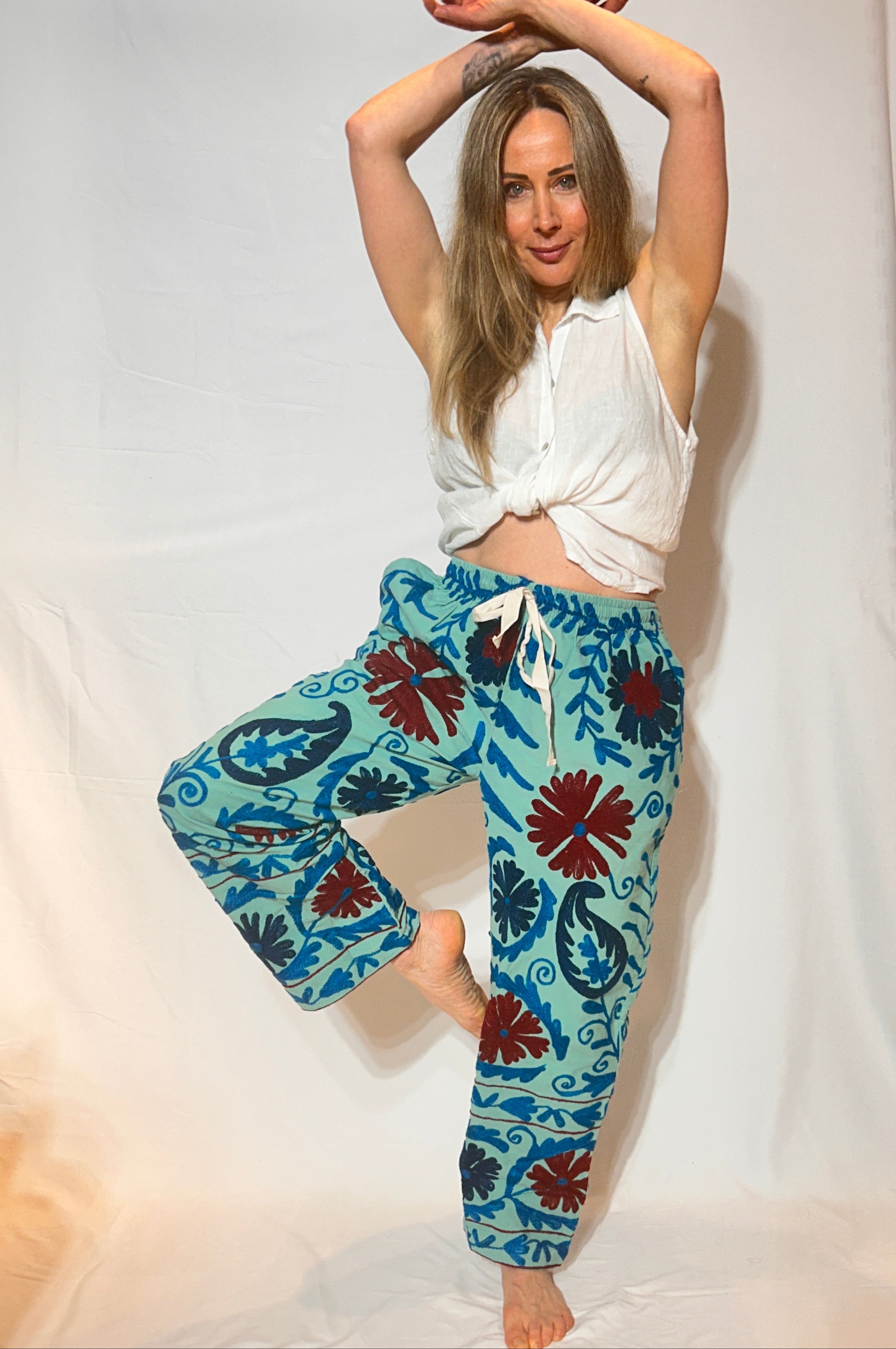 Suzani Handbestickte Hose – Aqua Daisy Bloom