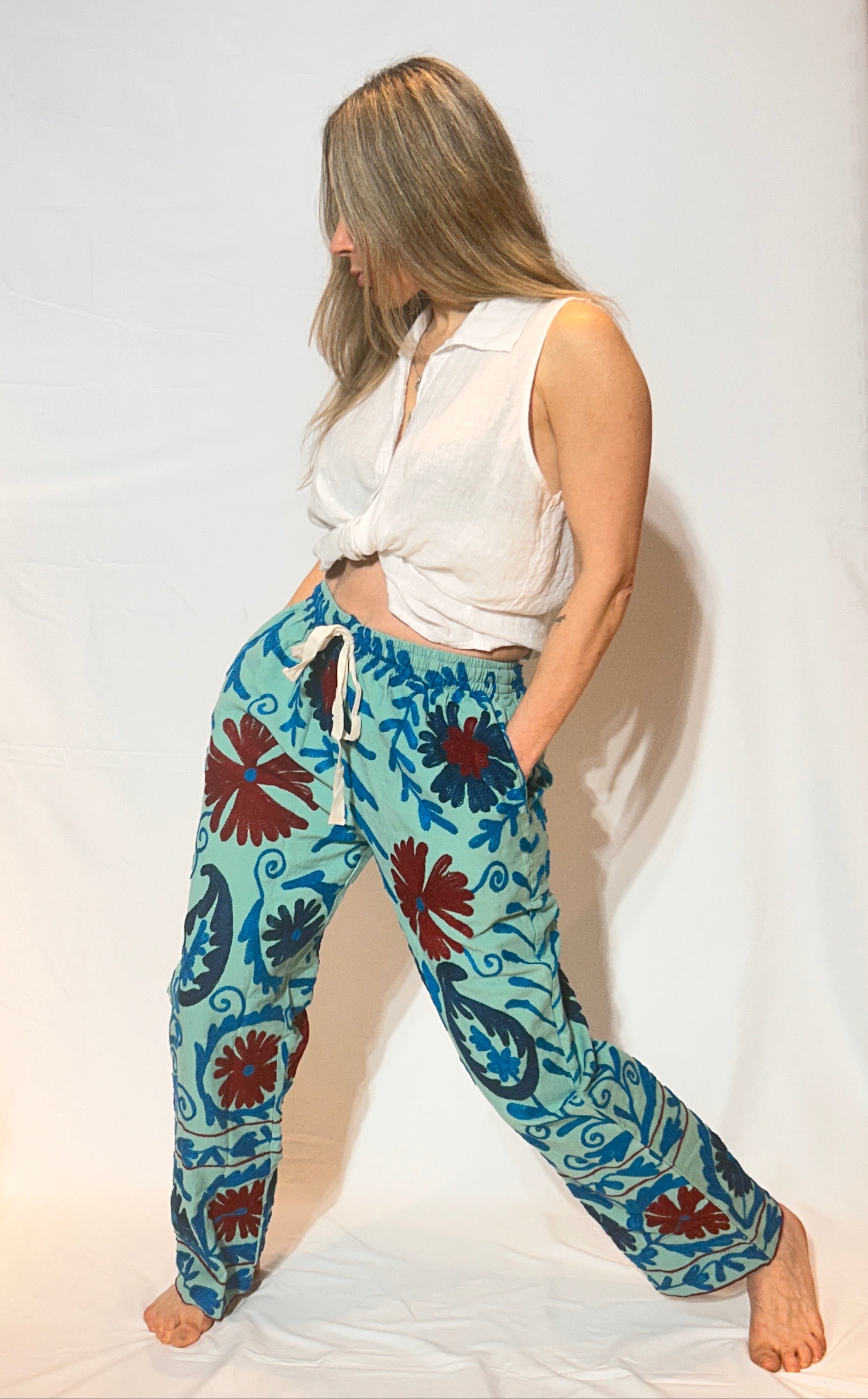 Suzani Handbestickte Hose – Aqua Daisy Bloom