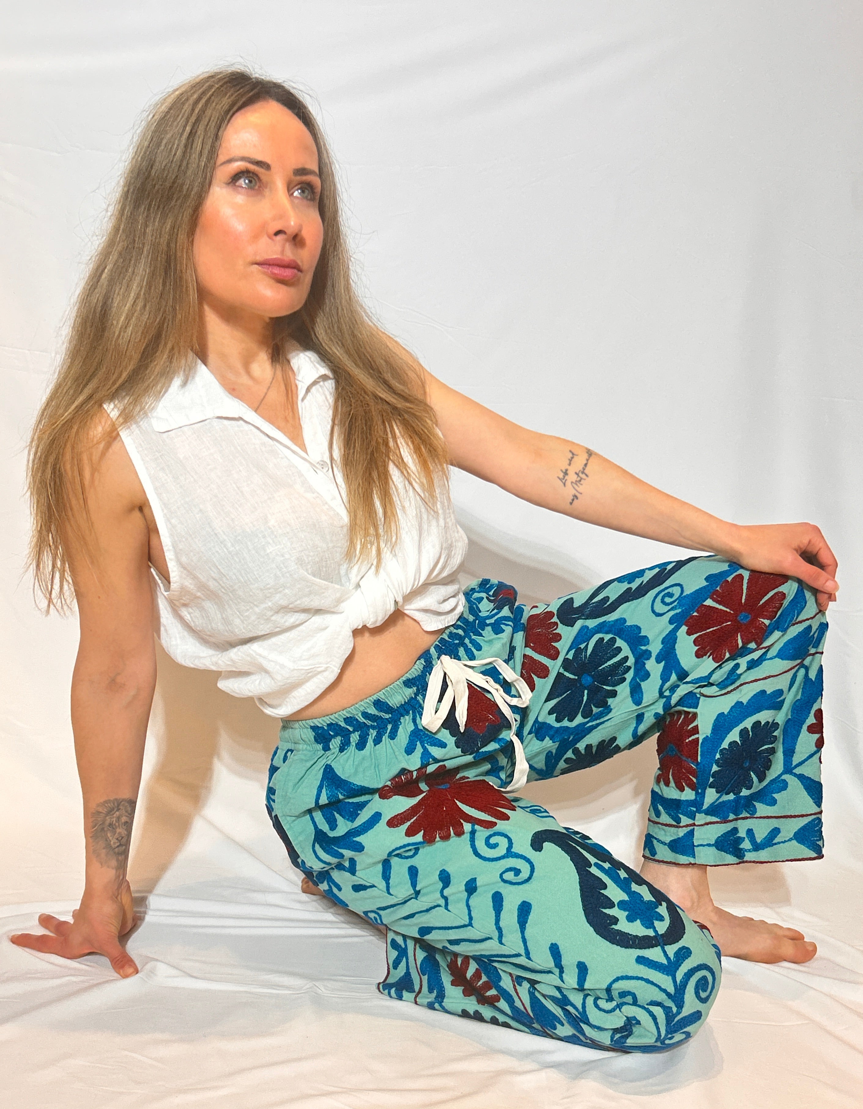Suzani Handbestickte Hose – Aqua Daisy Bloom