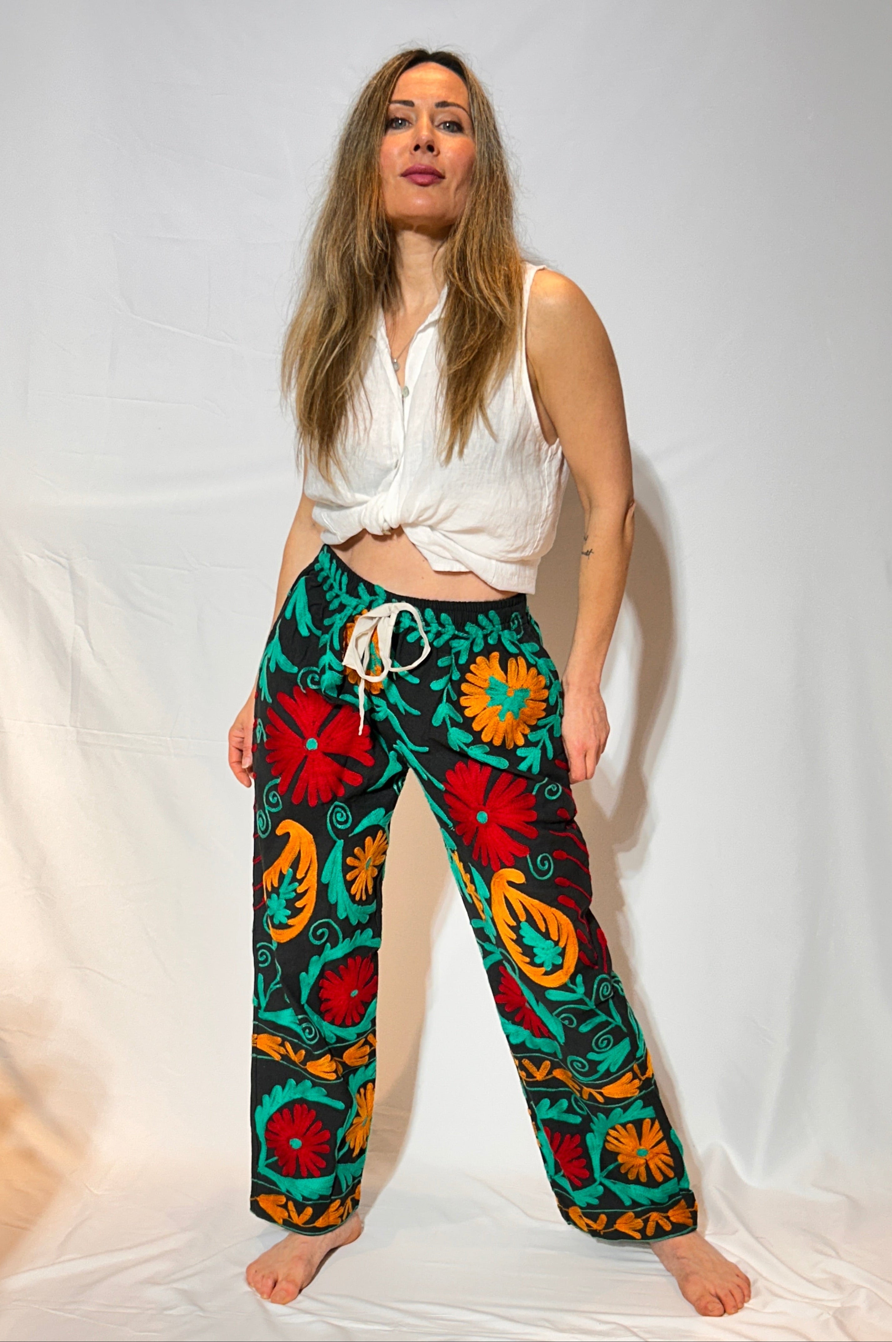 Suzani Handbestickte Hose – Mitternacht Fiesta Blüte