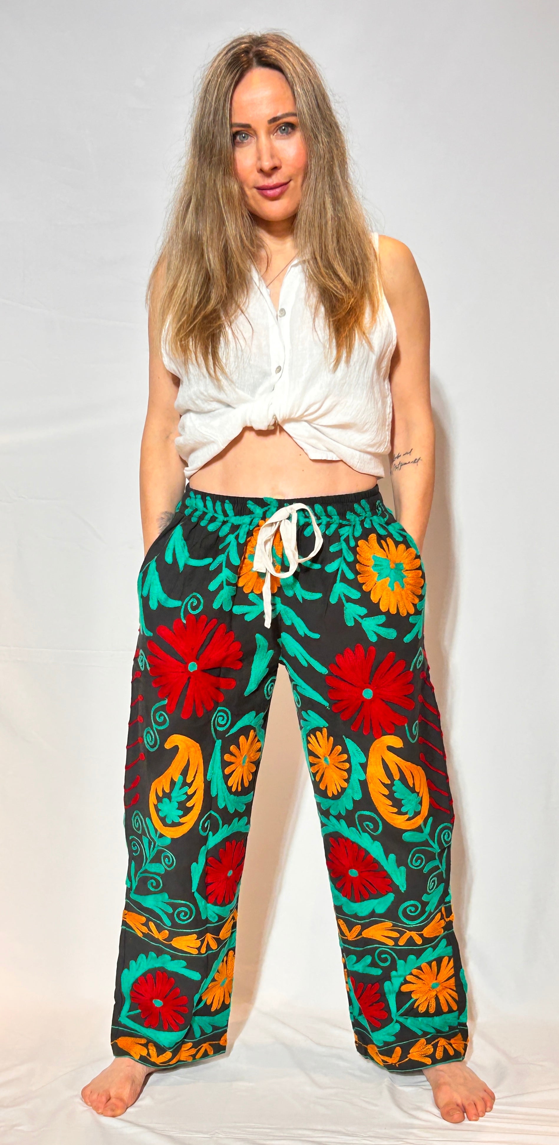 Suzani Handbestickte Hose – Mitternacht Fiesta Blüte