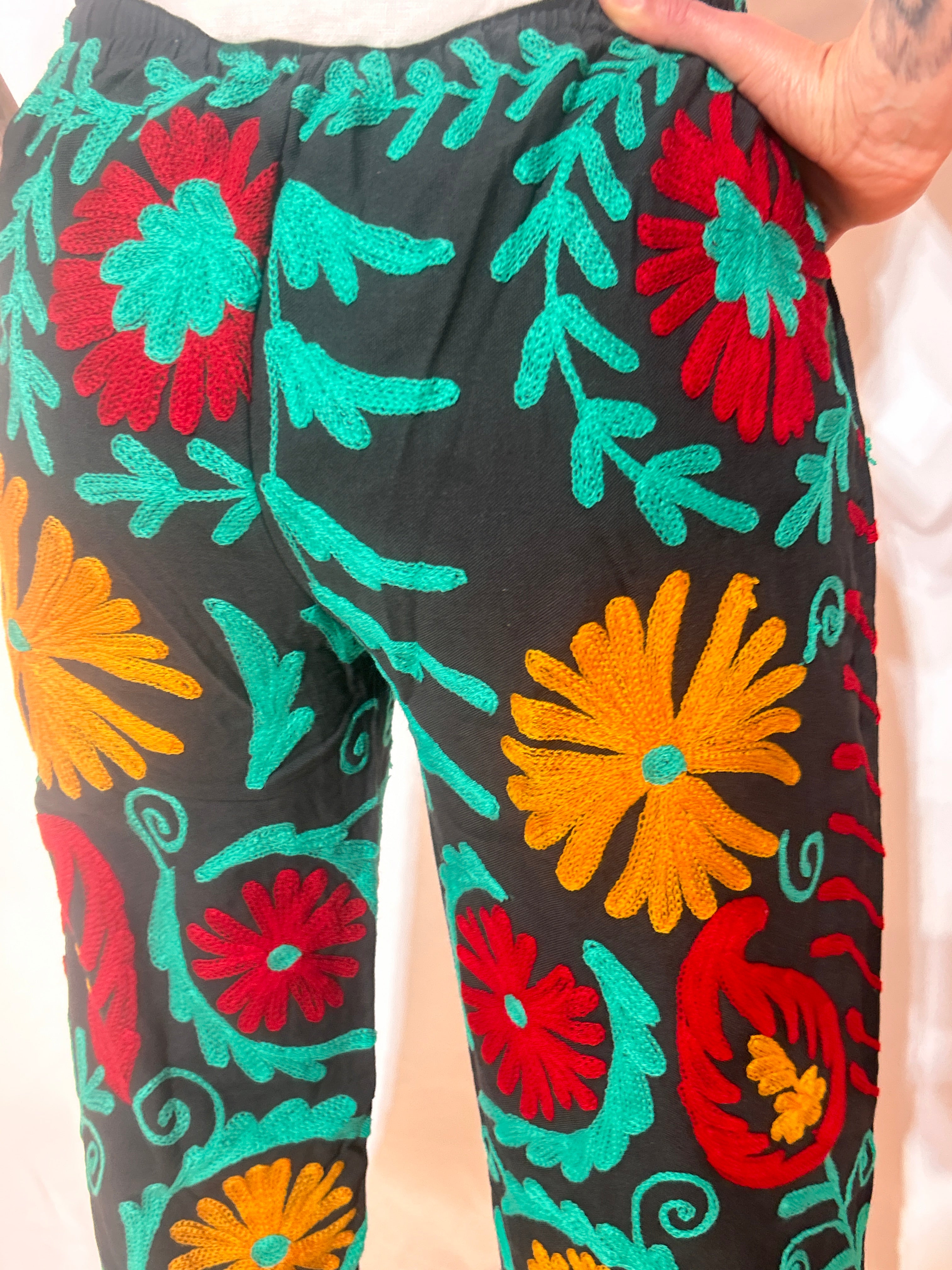Suzani Handbestickte Hose – Mitternacht Fiesta Blüte