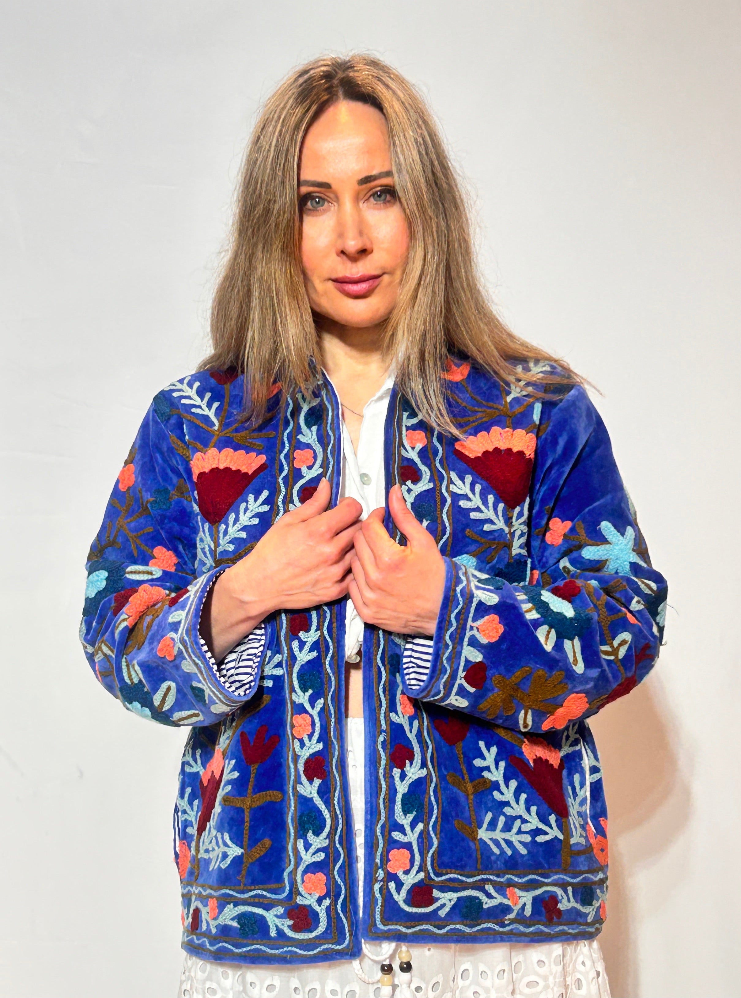 Suzani Handbestickte Samtjacke – Kobaltblauer Garten