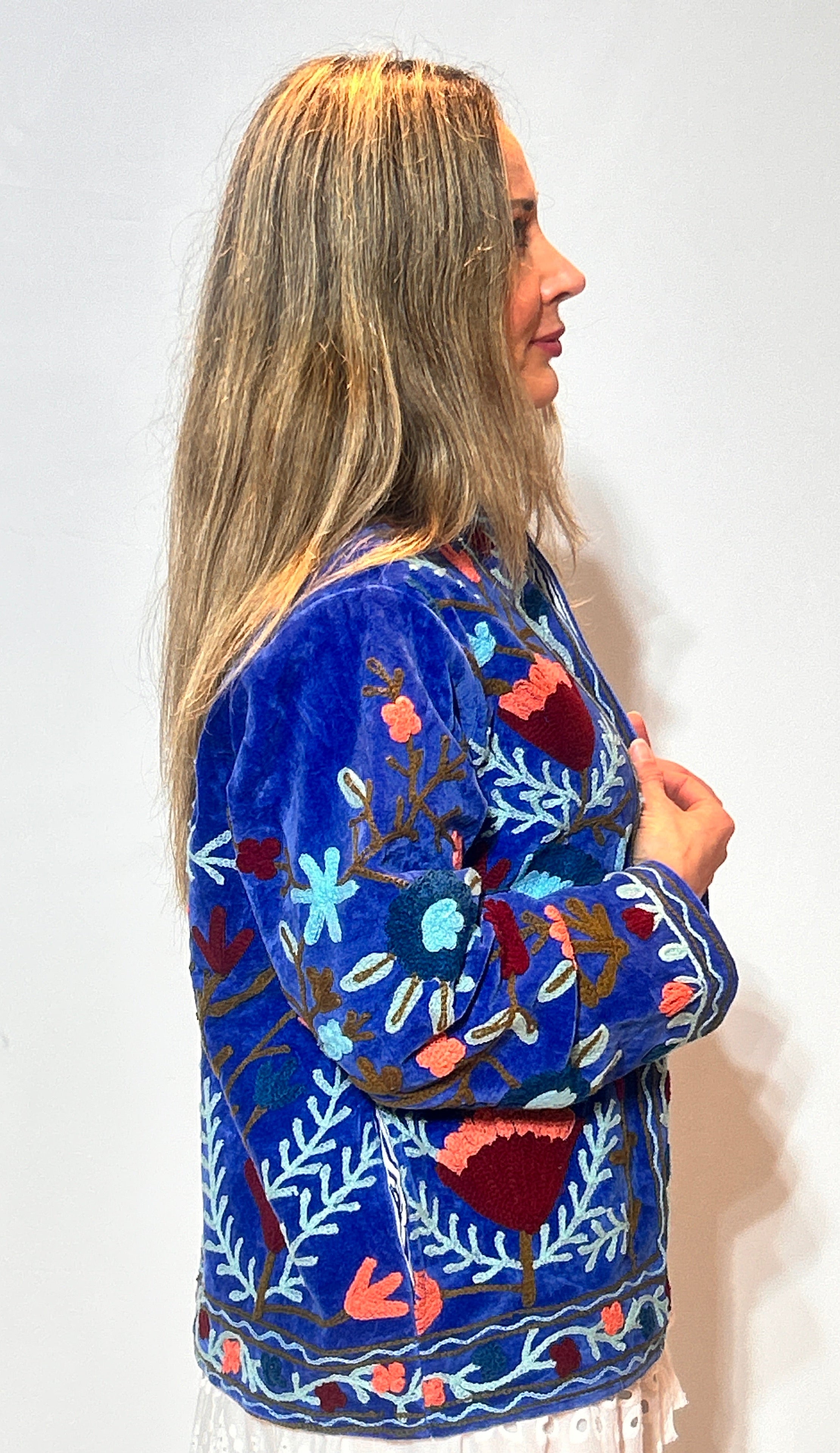 Suzani Handbestickte Samtjacke – Kobaltblauer Garten