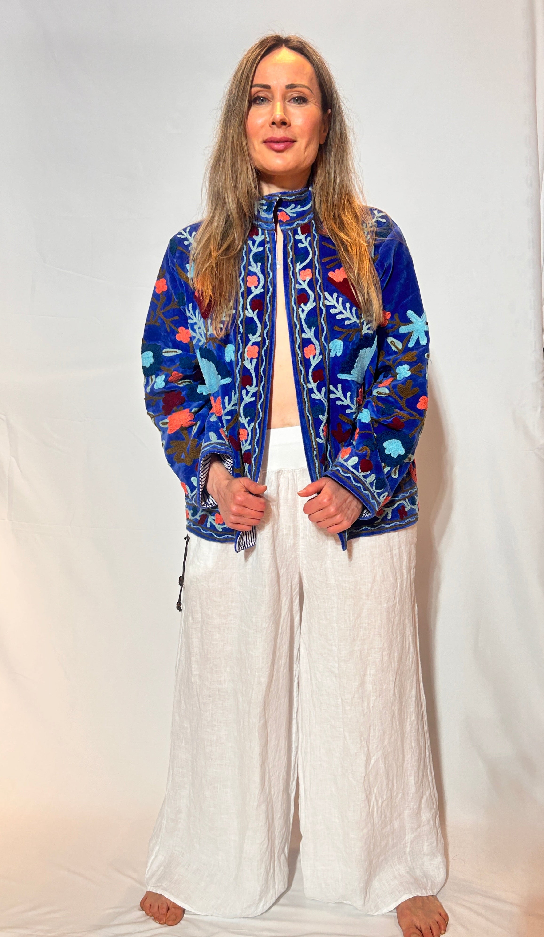 Suzani Handbestickte Samtjacke – Kobaltblauer Garten