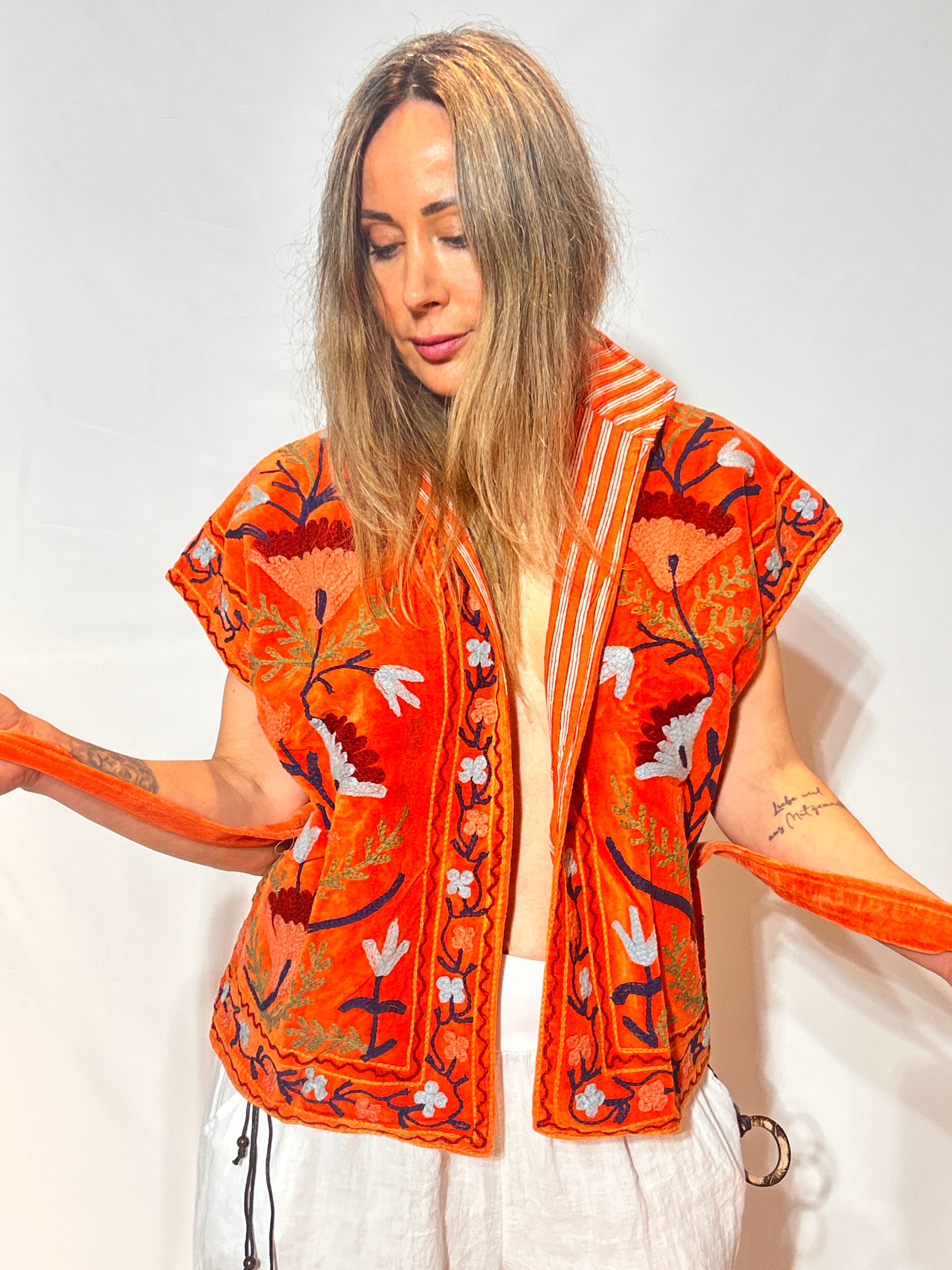 Suzani, handbestickte Samt-Wickeljacke – Mandarinen-Vogel & Blüte