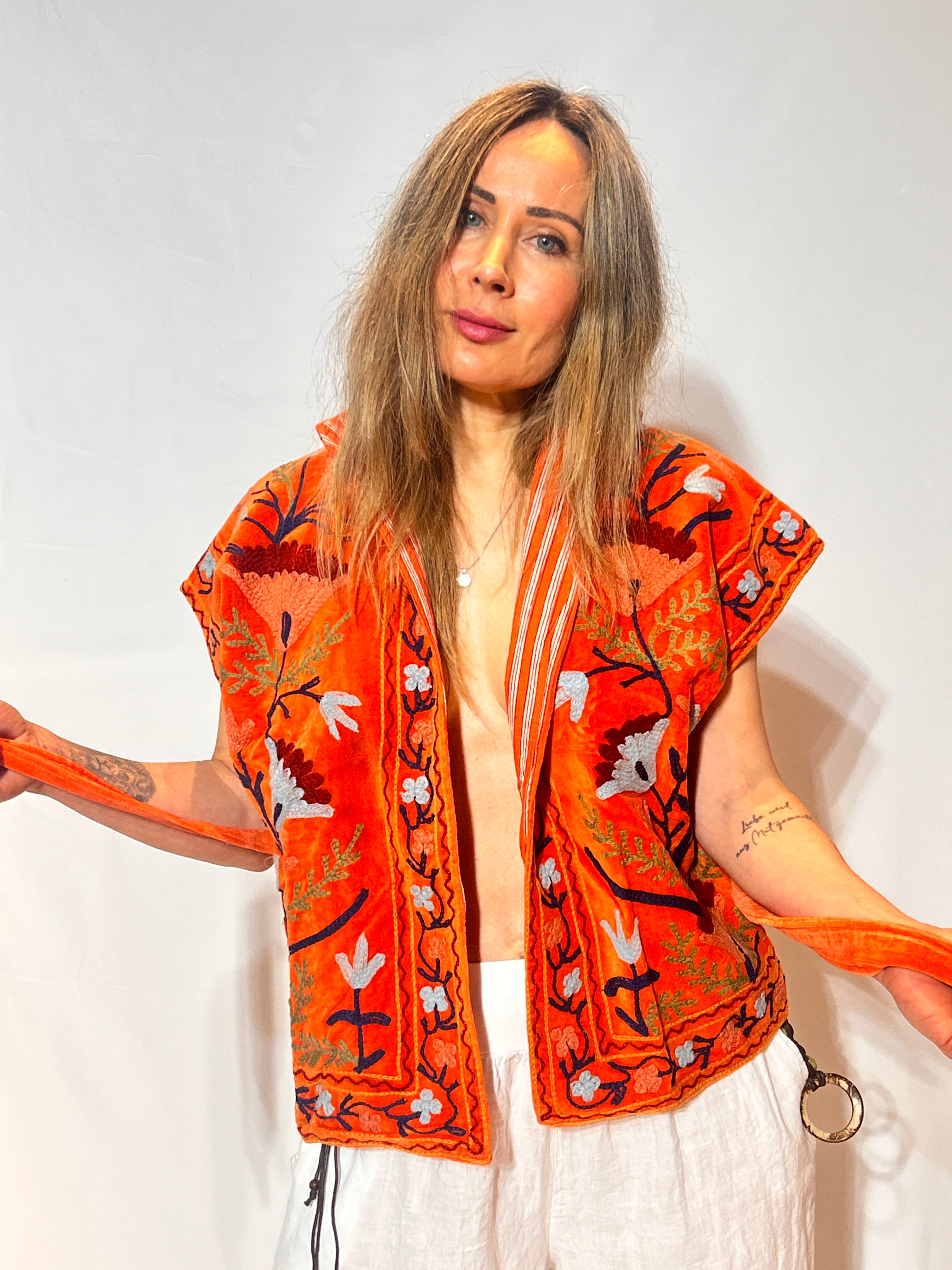 Suzani, handbestickte Samt-Wickeljacke – Mandarinen-Vogel & Blüte