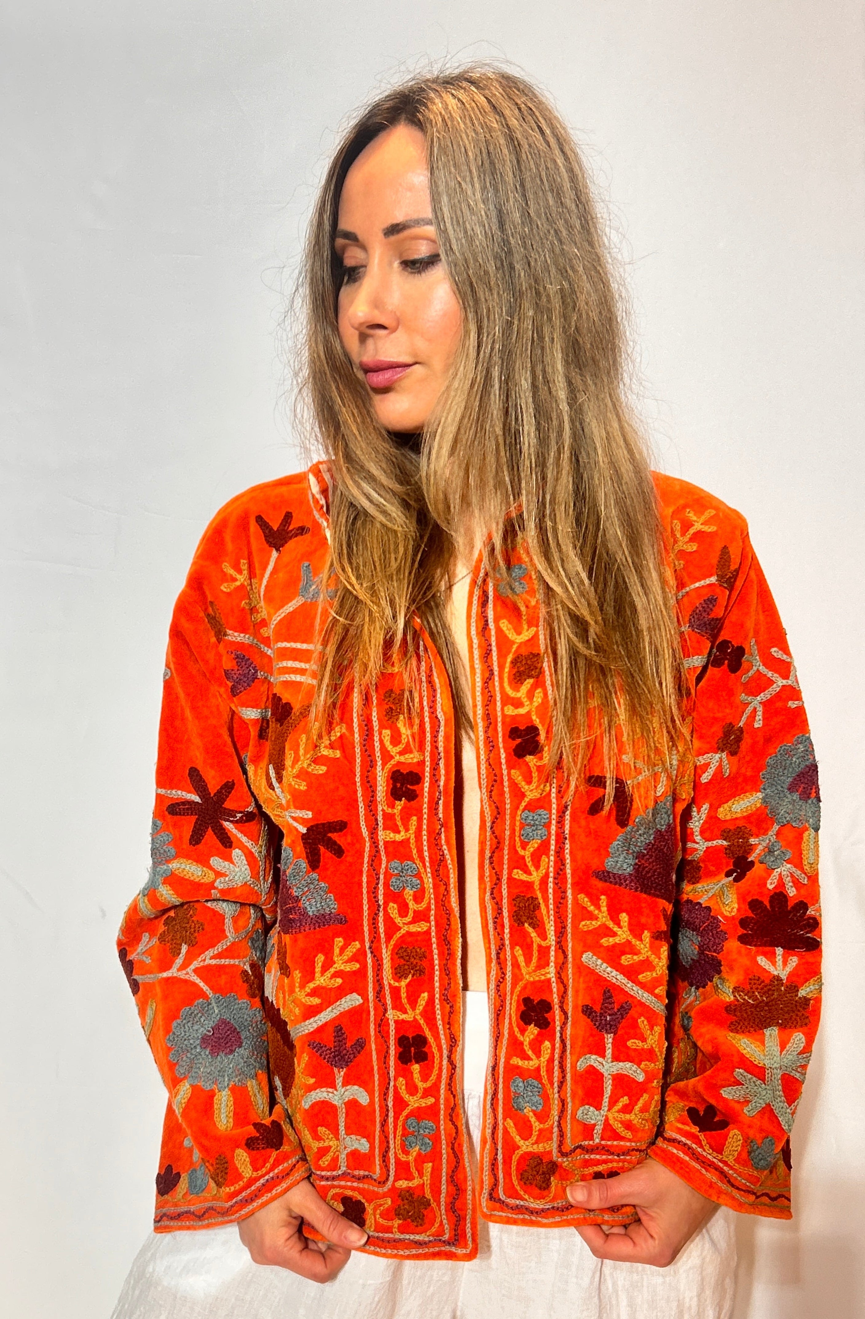 Suzani handbestickte Samtjacke – Tangerine Wilde Garten