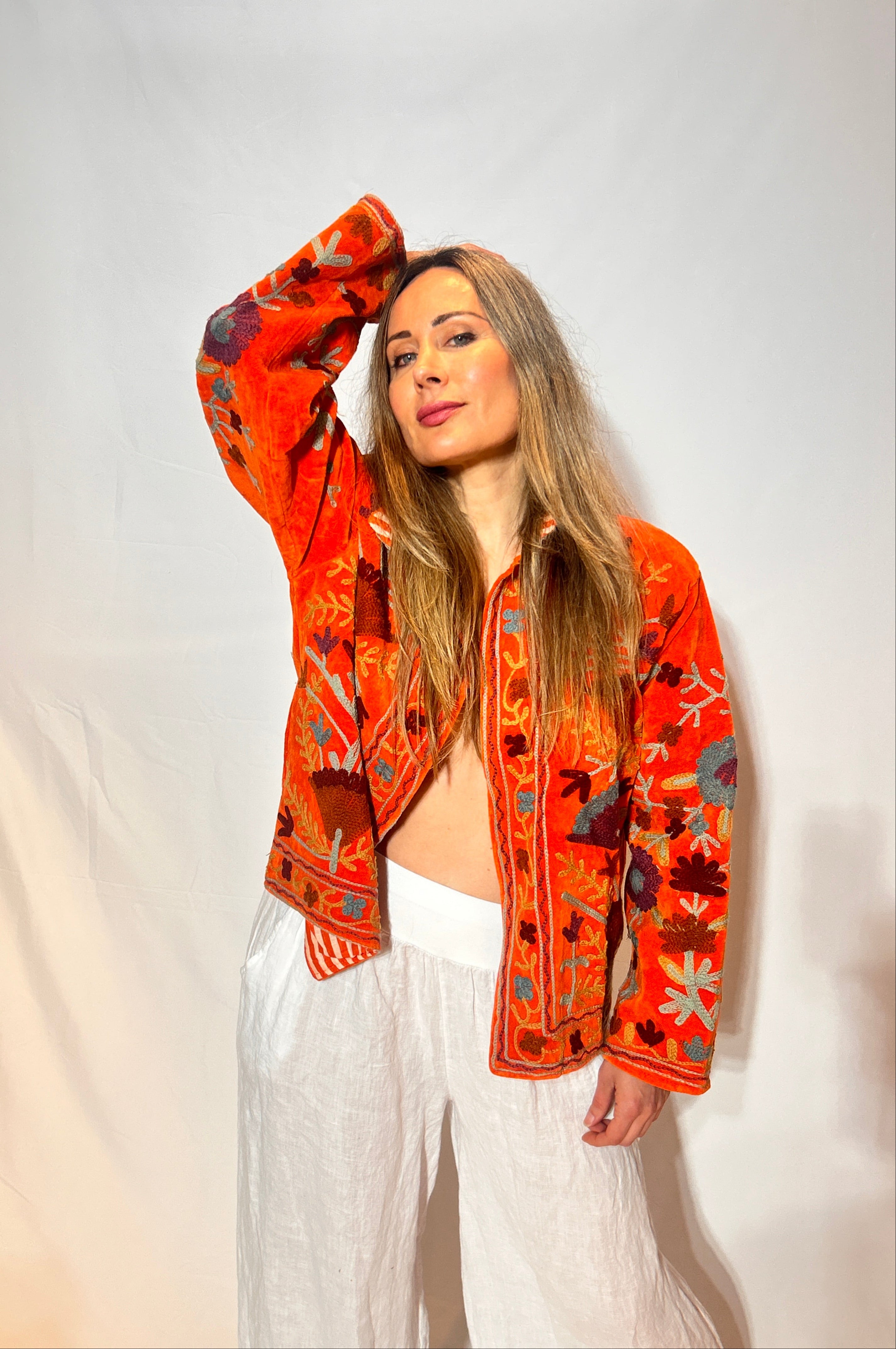 Suzani handbestickte Samtjacke – Tangerine Wilde Garten