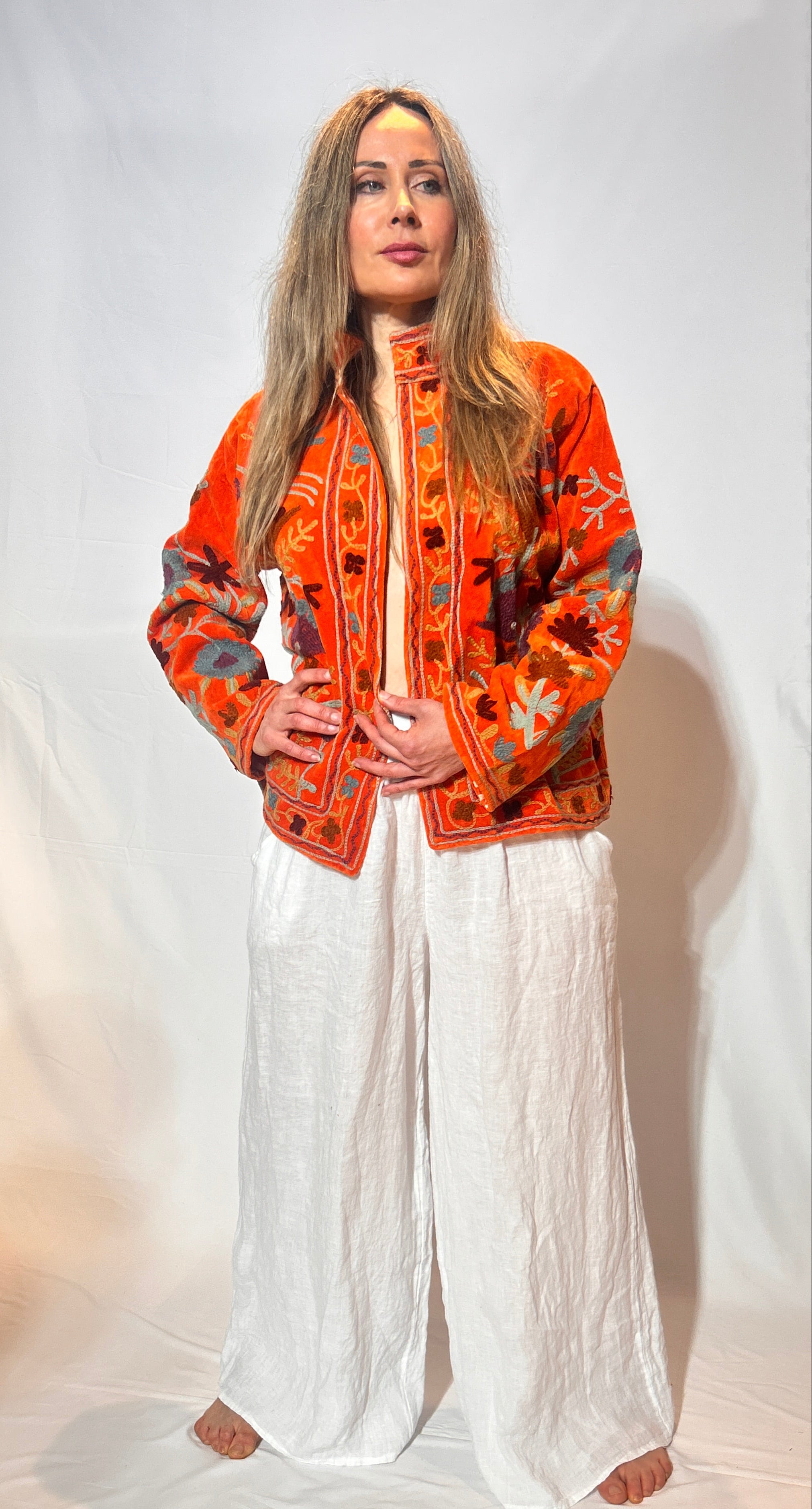 Suzani handbestickte Samtjacke – Tangerine Wilde Garten