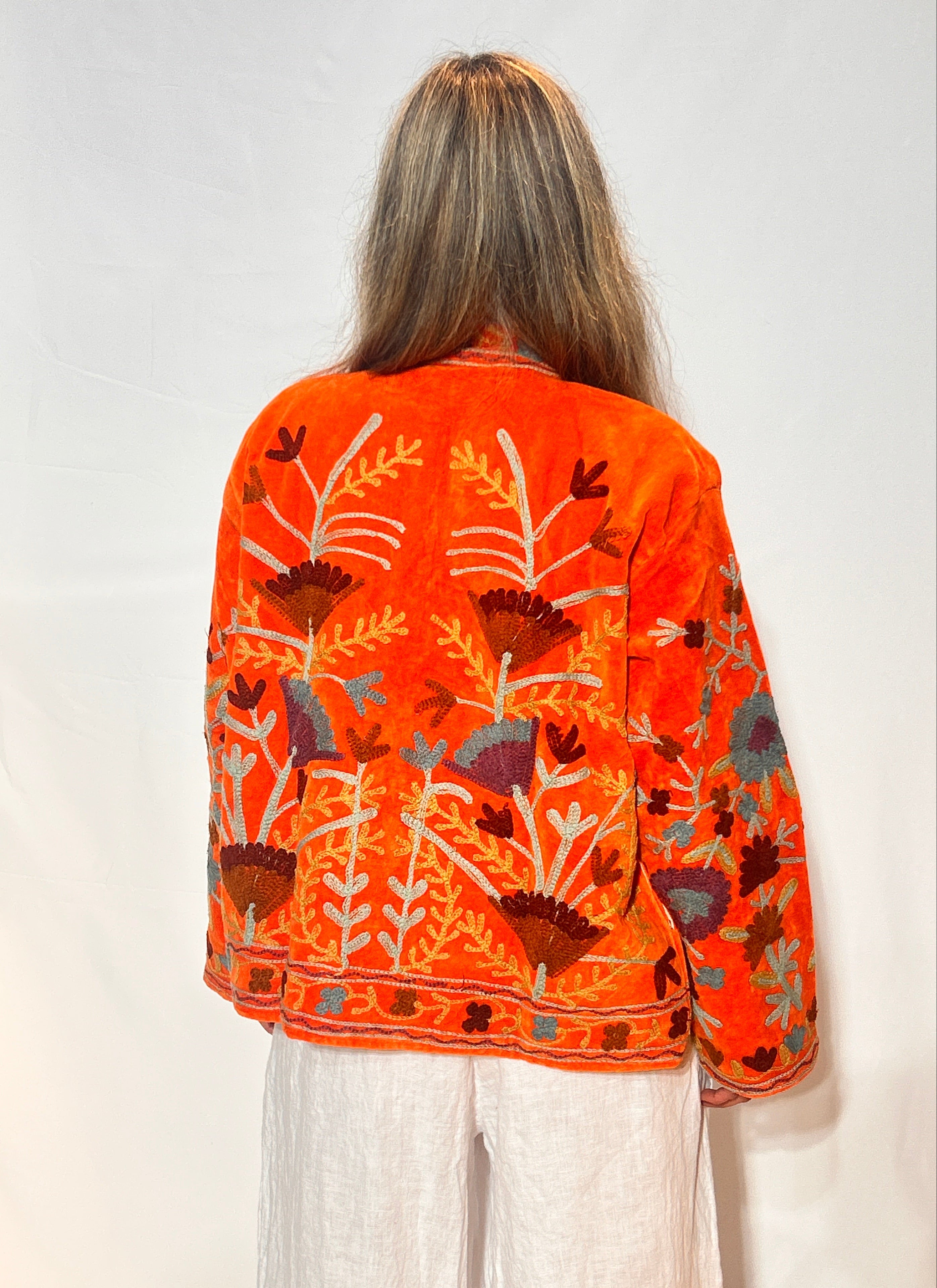 Suzani handbestickte Samtjacke – Tangerine Wilde Garten
