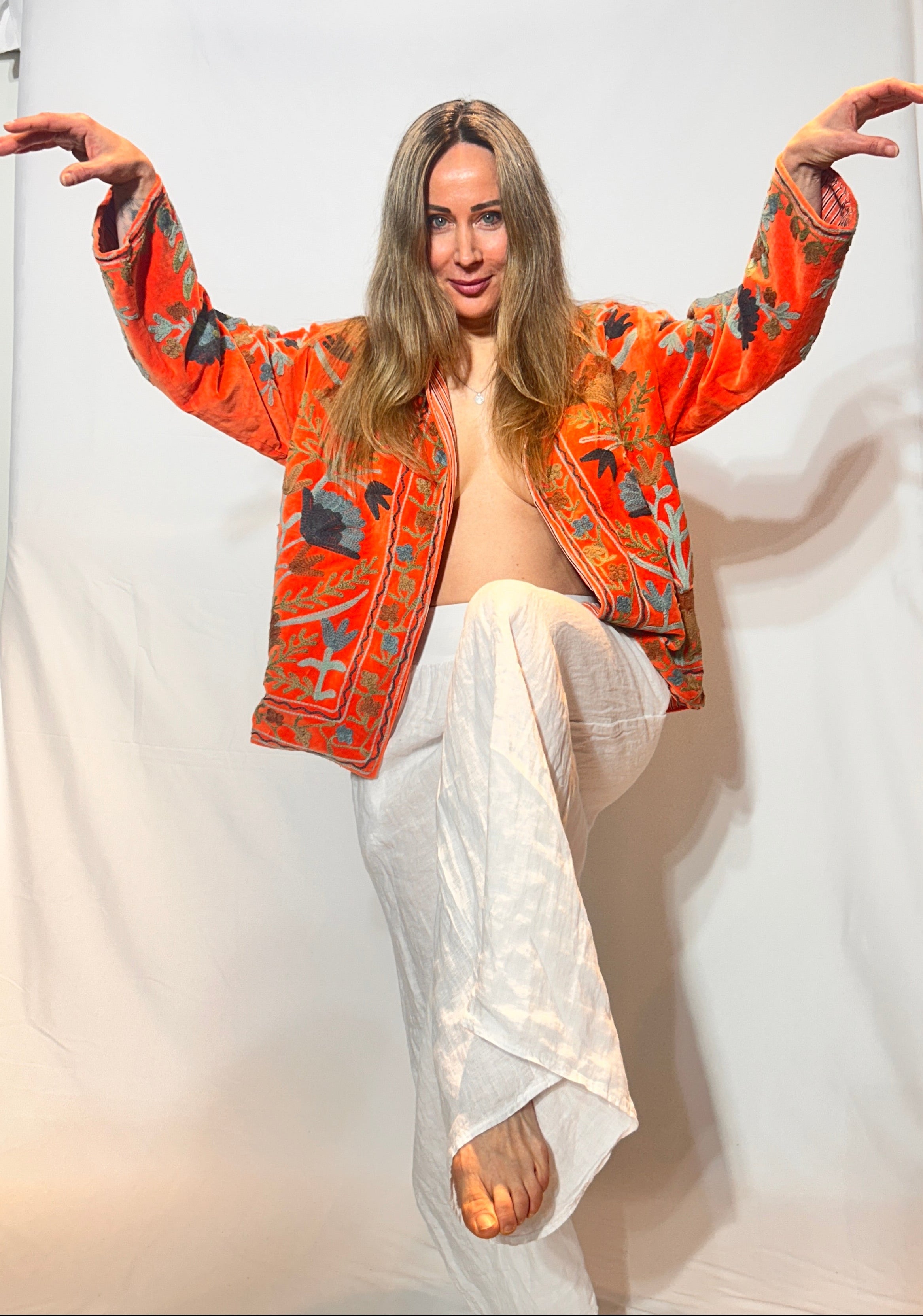 Suzani handbestickte Samtjacke – Tangerine Wilde Garten