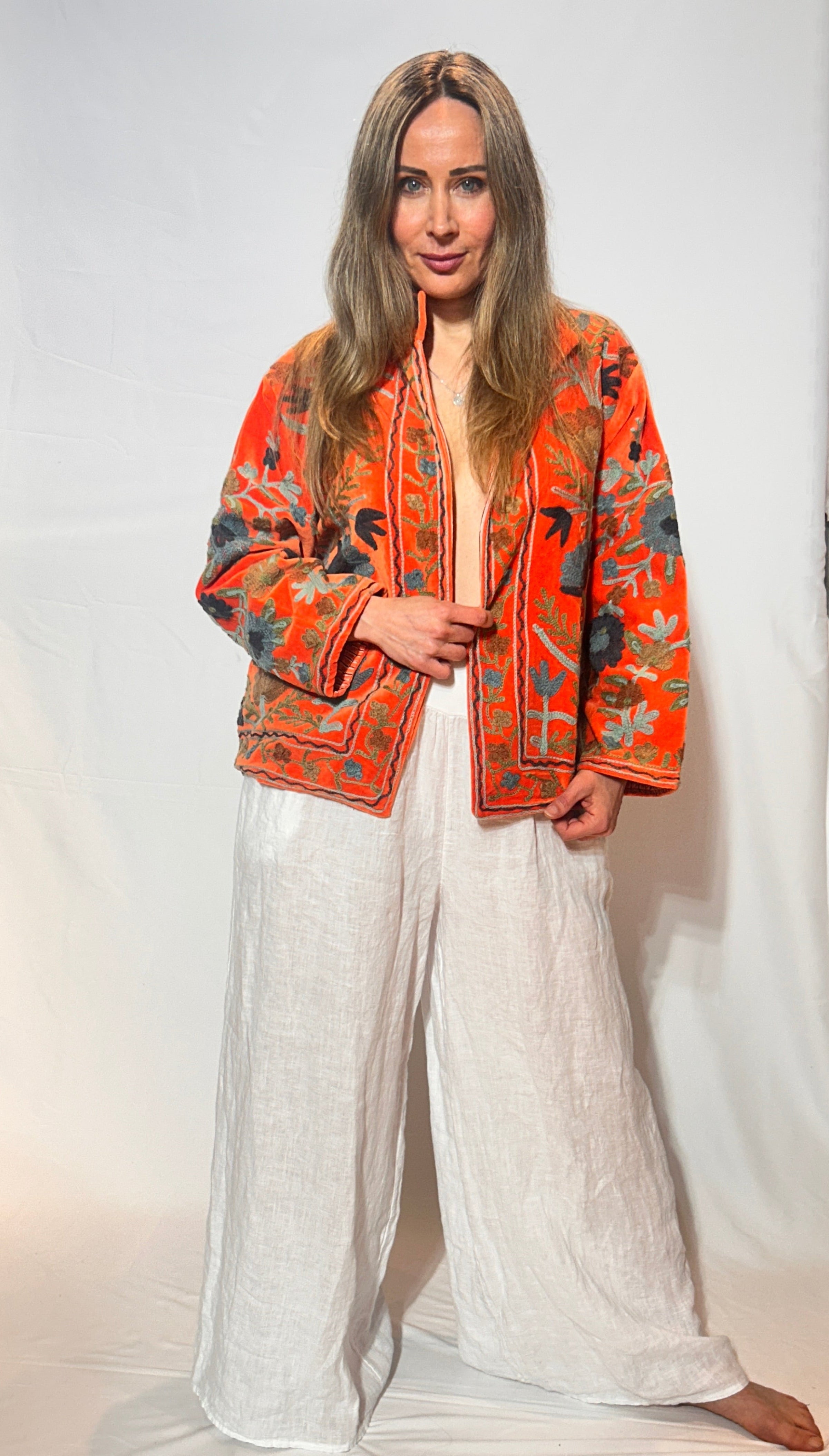 Suzani handbestickte Samtjacke – Tangerine Wilde Garten