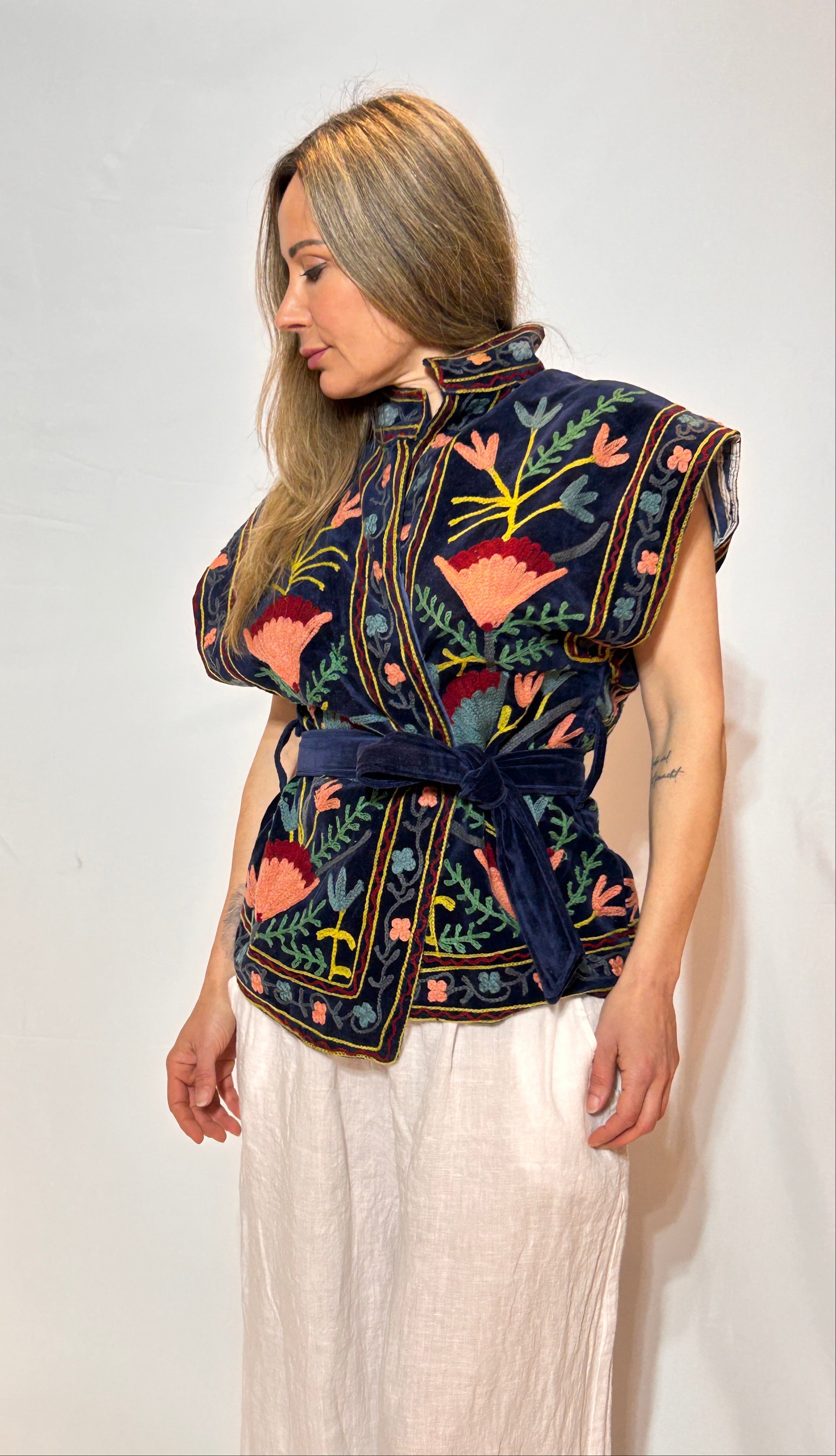 Suzani Handbestickte Samtweste – Midnight Navy Bloom