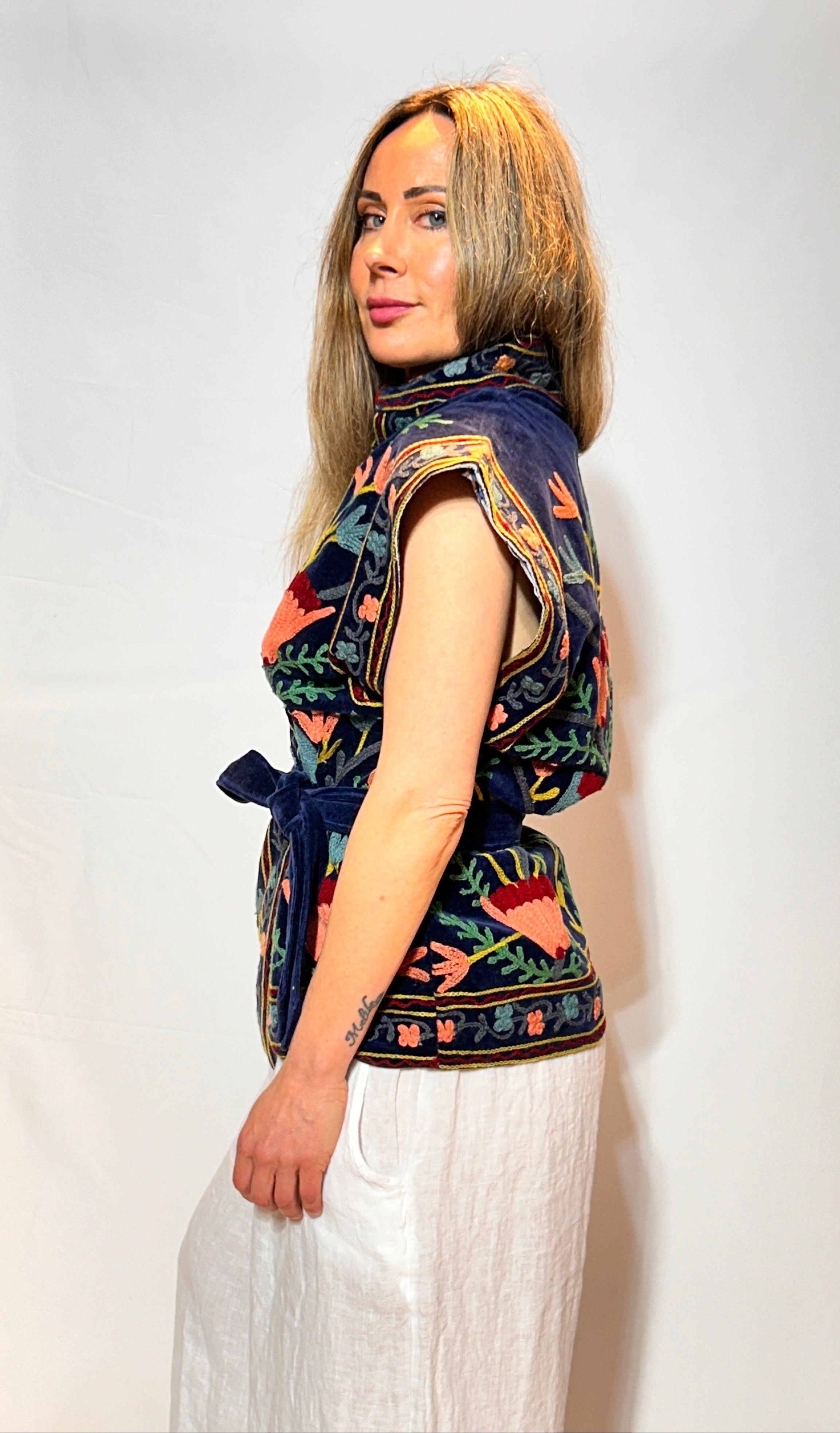 Suzani Handbestickte Samtweste – Midnight Navy Bloom
