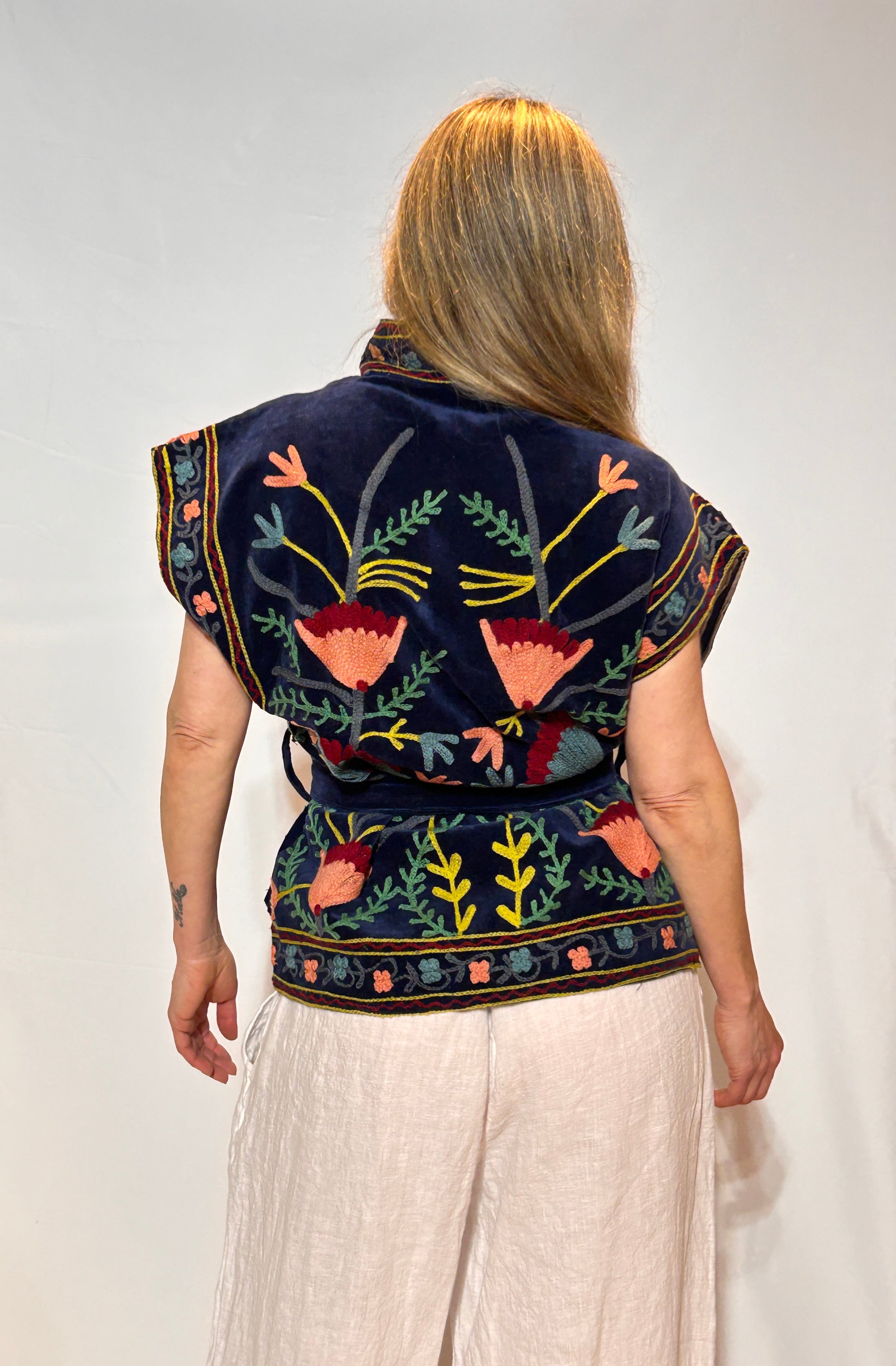 Suzani Handbestickte Samtweste – Midnight Navy Bloom