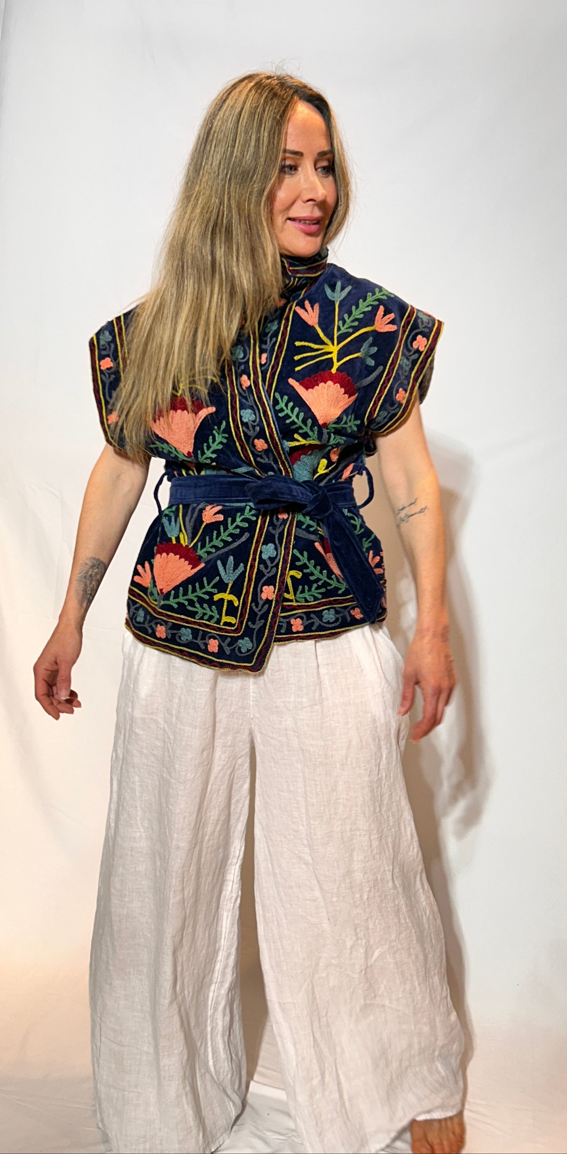 Suzani Handbestickte Samtweste – Midnight Navy Bloom