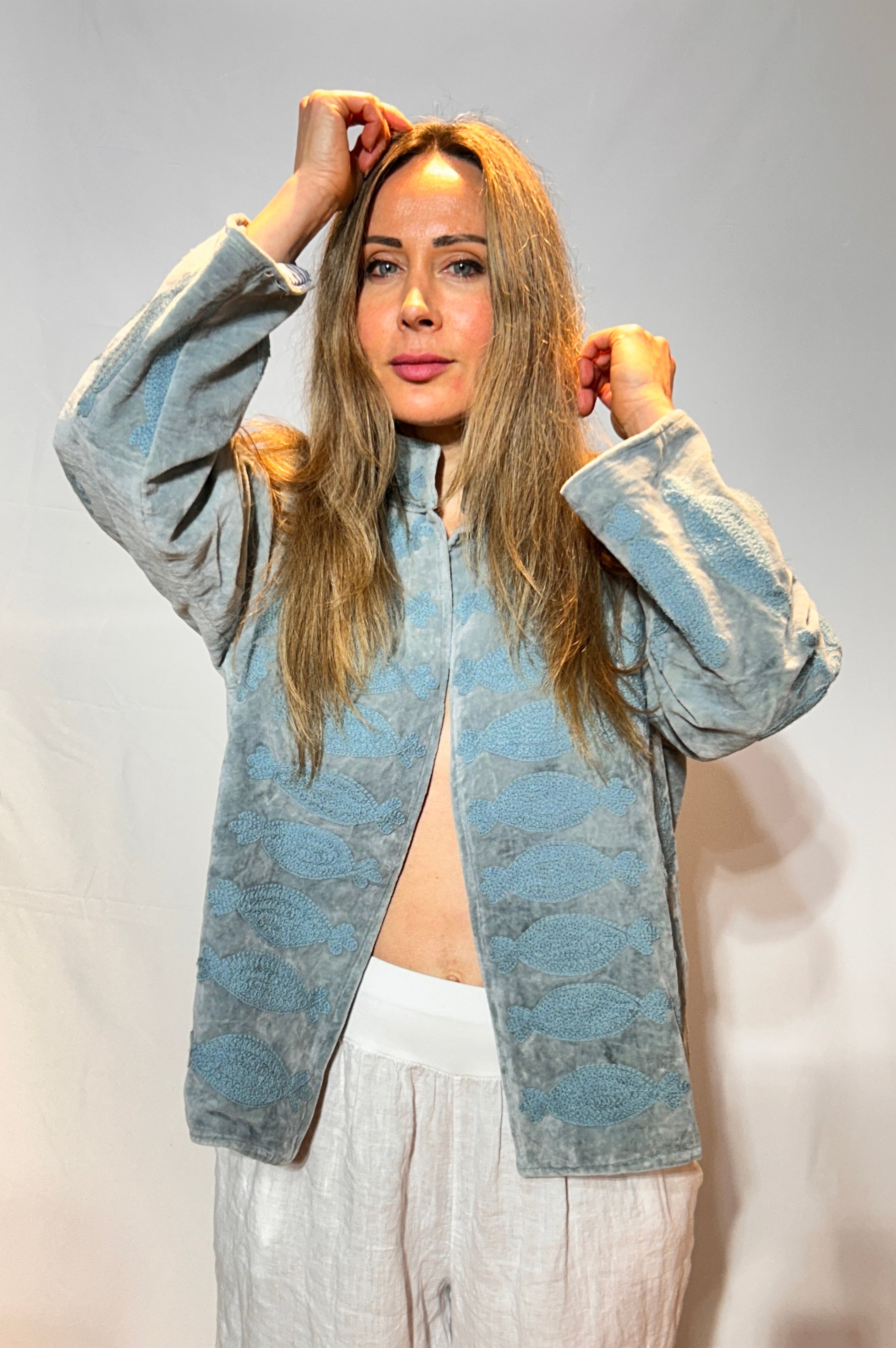 Suzani handbestickte Samtjacke – Puderblau Paisley
