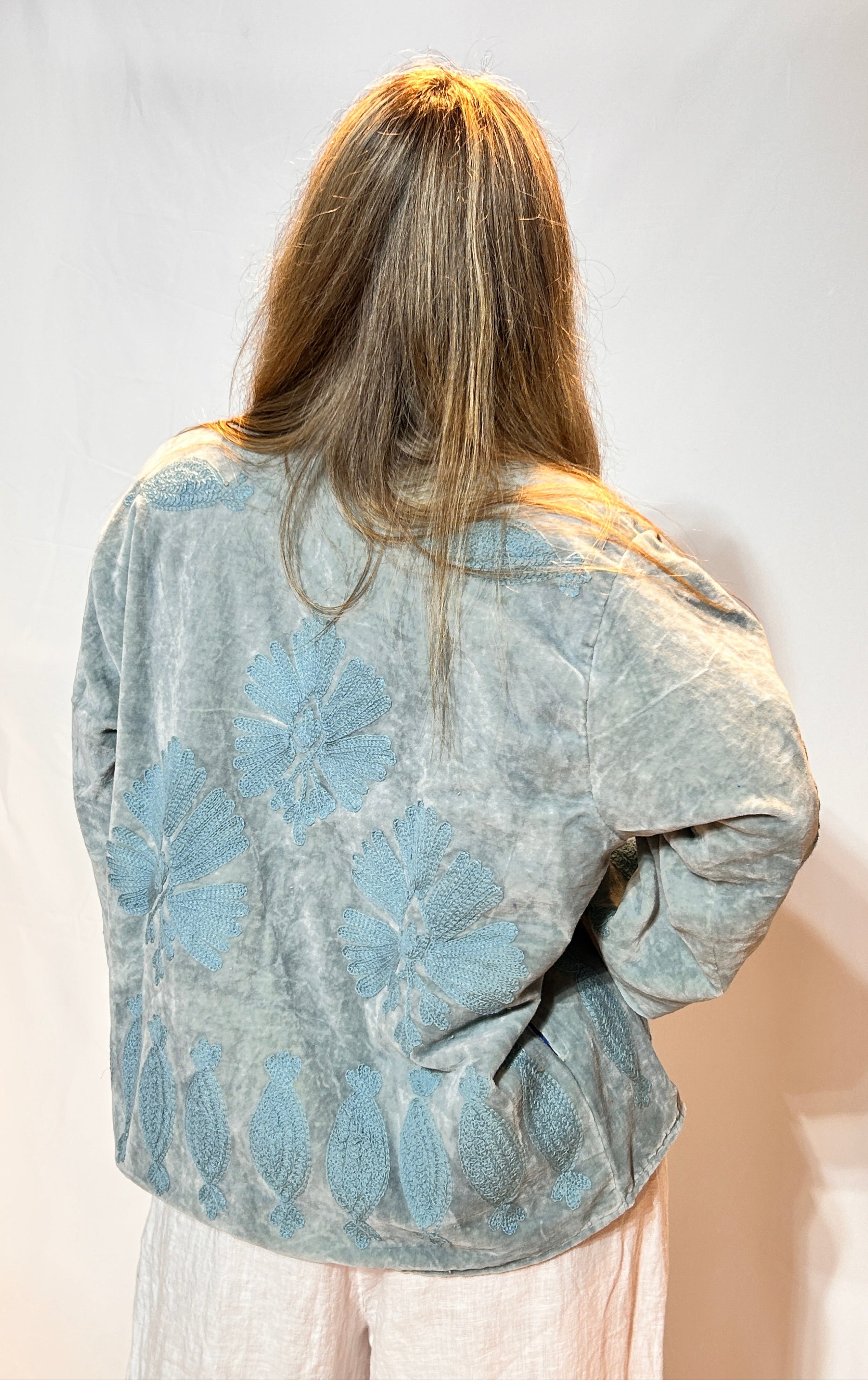 Suzani handbestickte Samtjacke – Puderblau Paisley