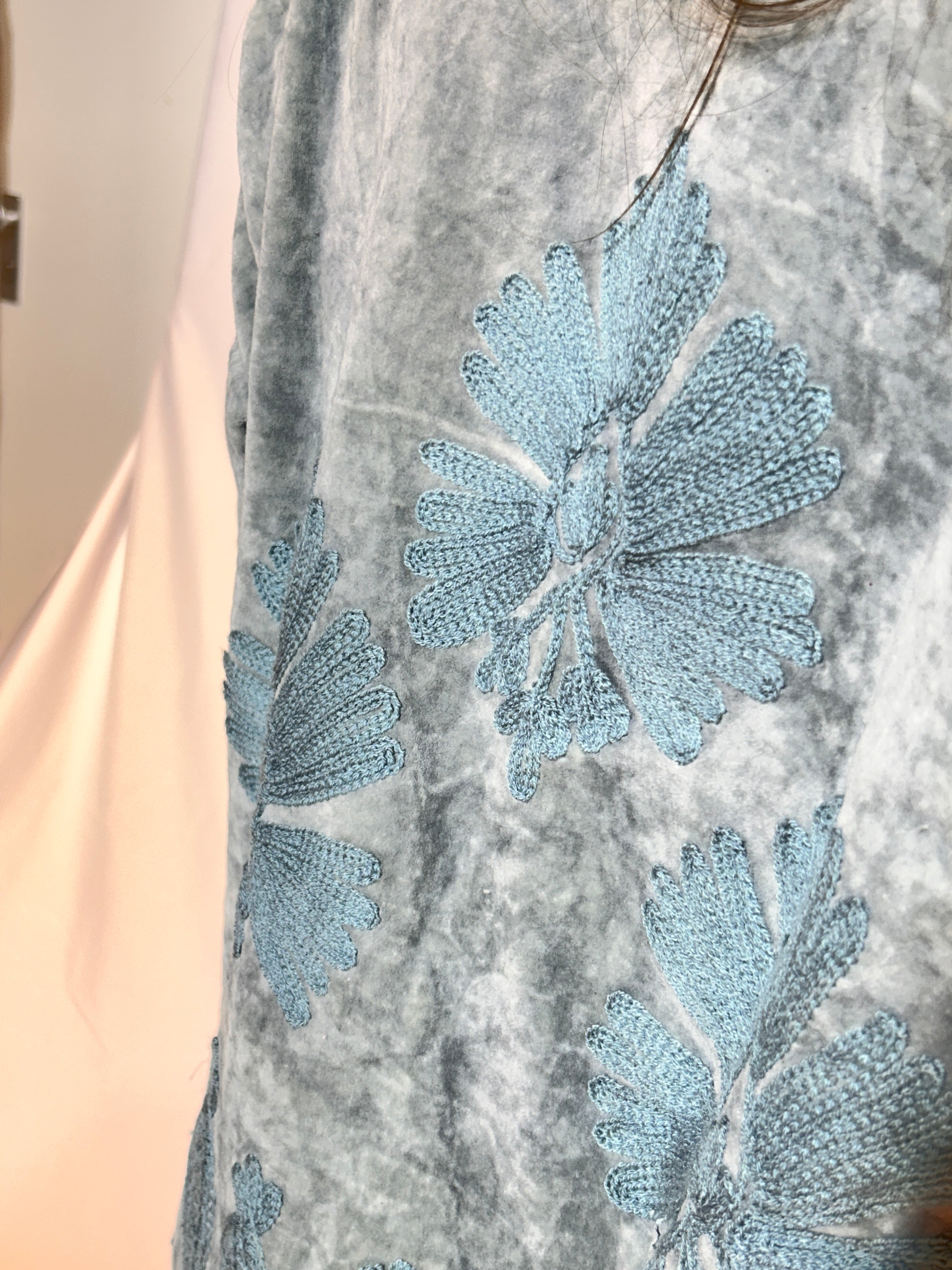 Suzani handbestickte Samtjacke – Puderblau Paisley
