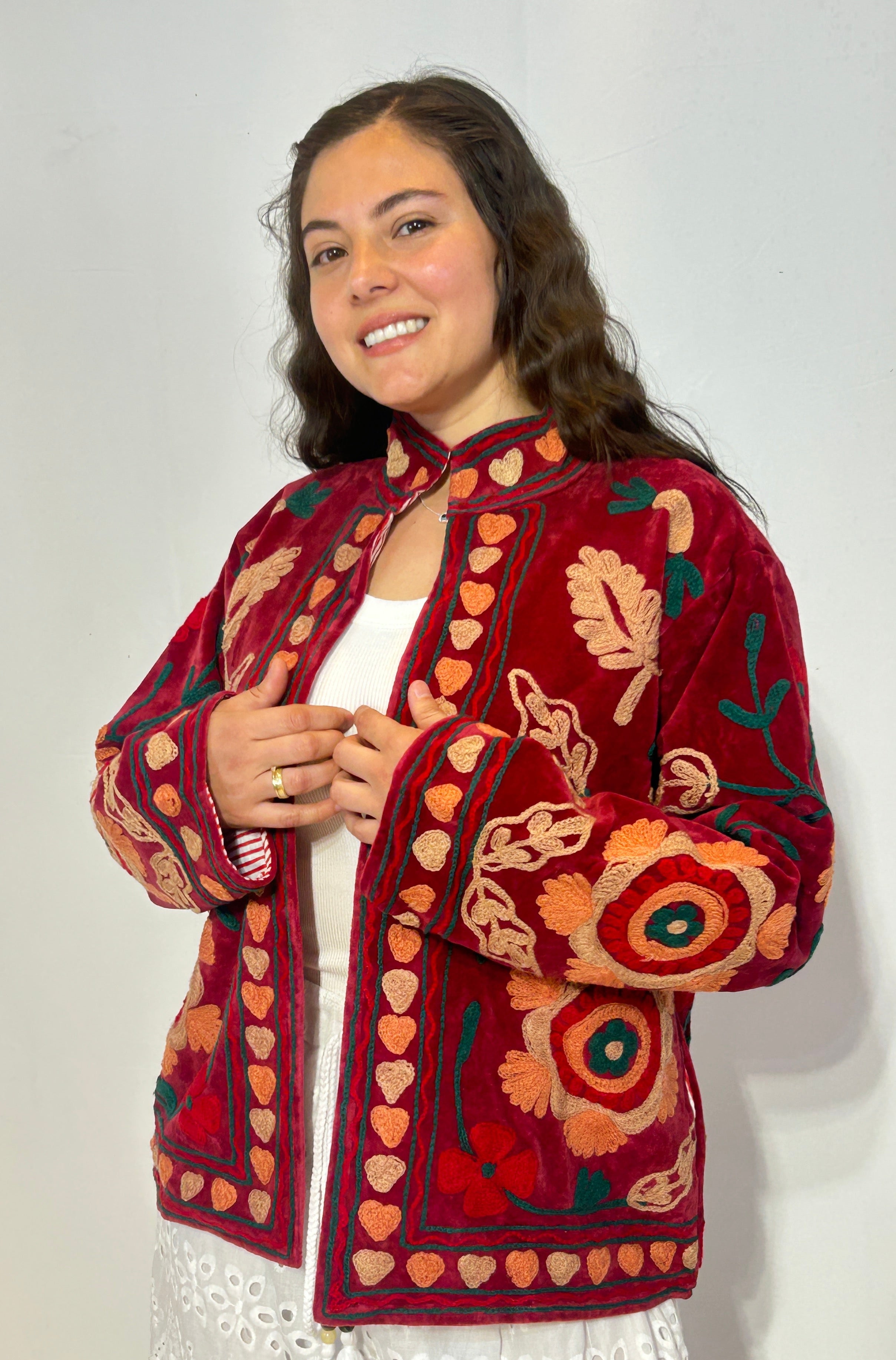 Suzani Bestickte Samtjacke – Karminroter Mohn & Herz