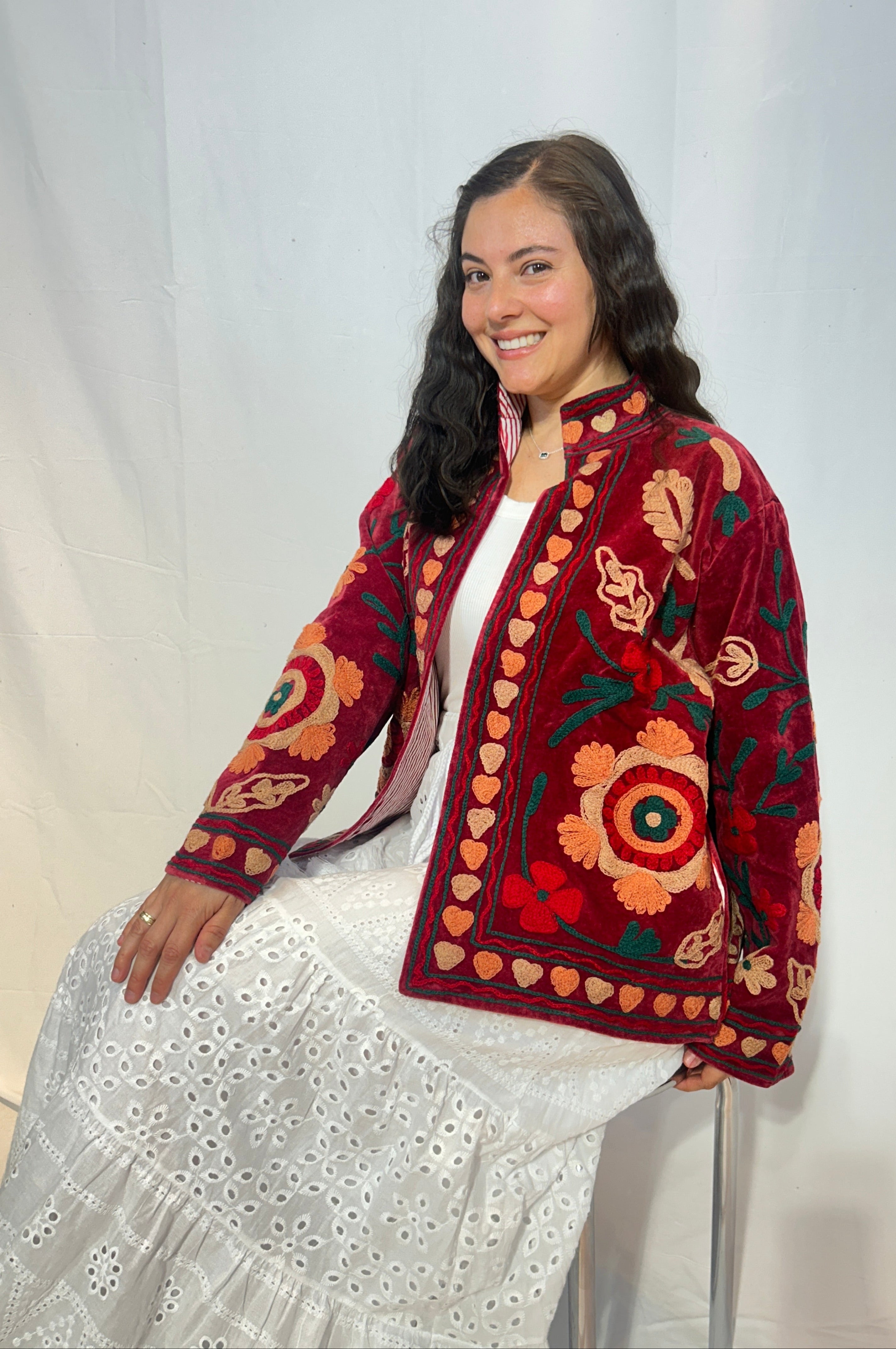 Suzani Bestickte Samtjacke – Karminroter Mohn & Herz