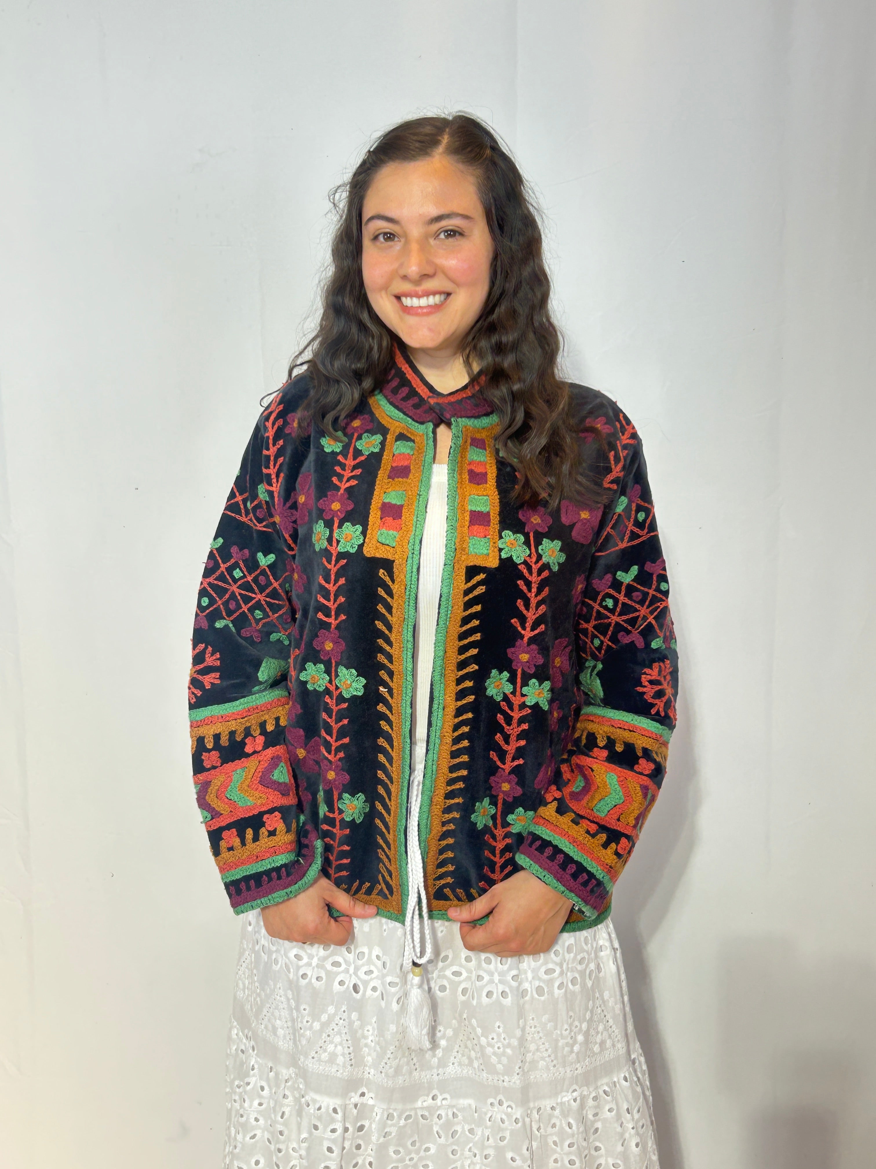Suzani Samtjacke, handbestickt – Midnight Folklore