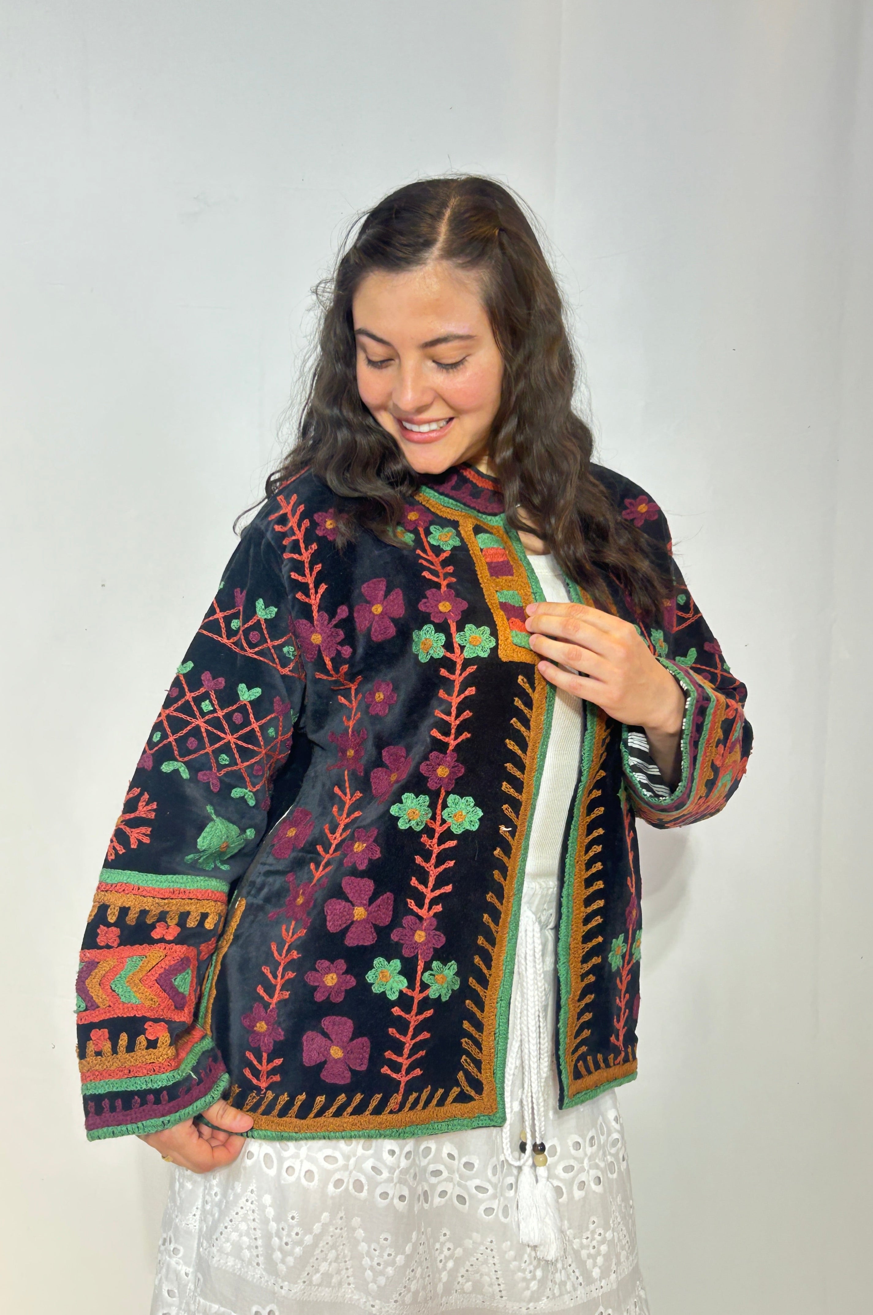 Suzani Samtjacke, handbestickt – Midnight Folklore