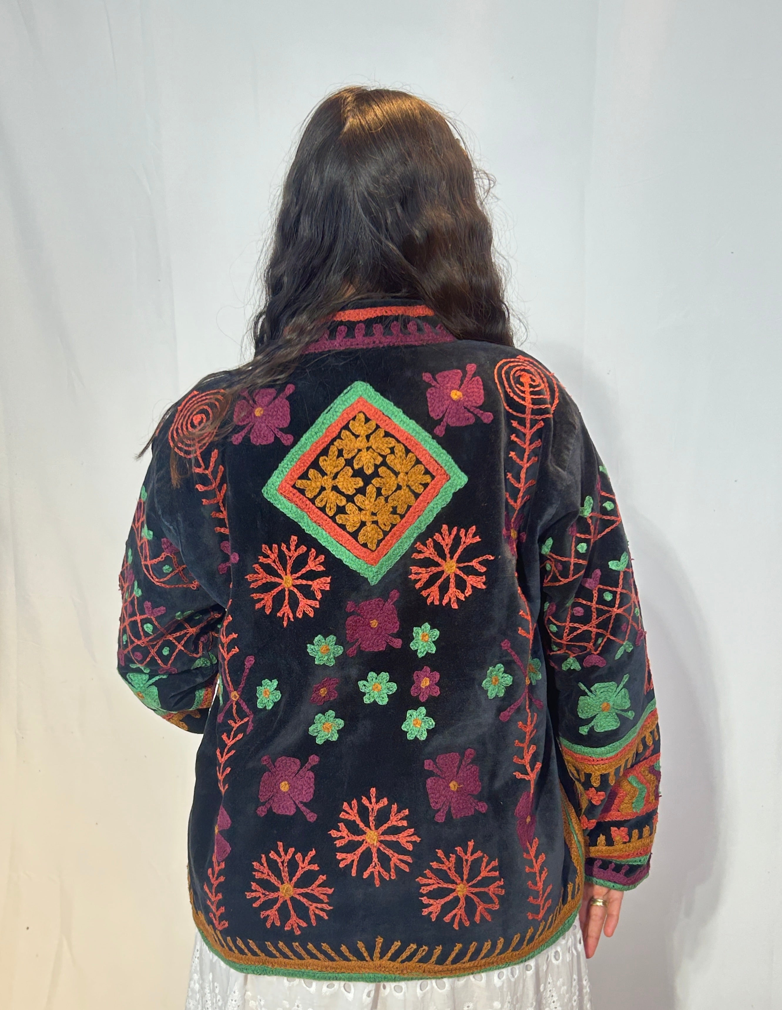 Suzani Samtjacke, handbestickt – Midnight Folklore