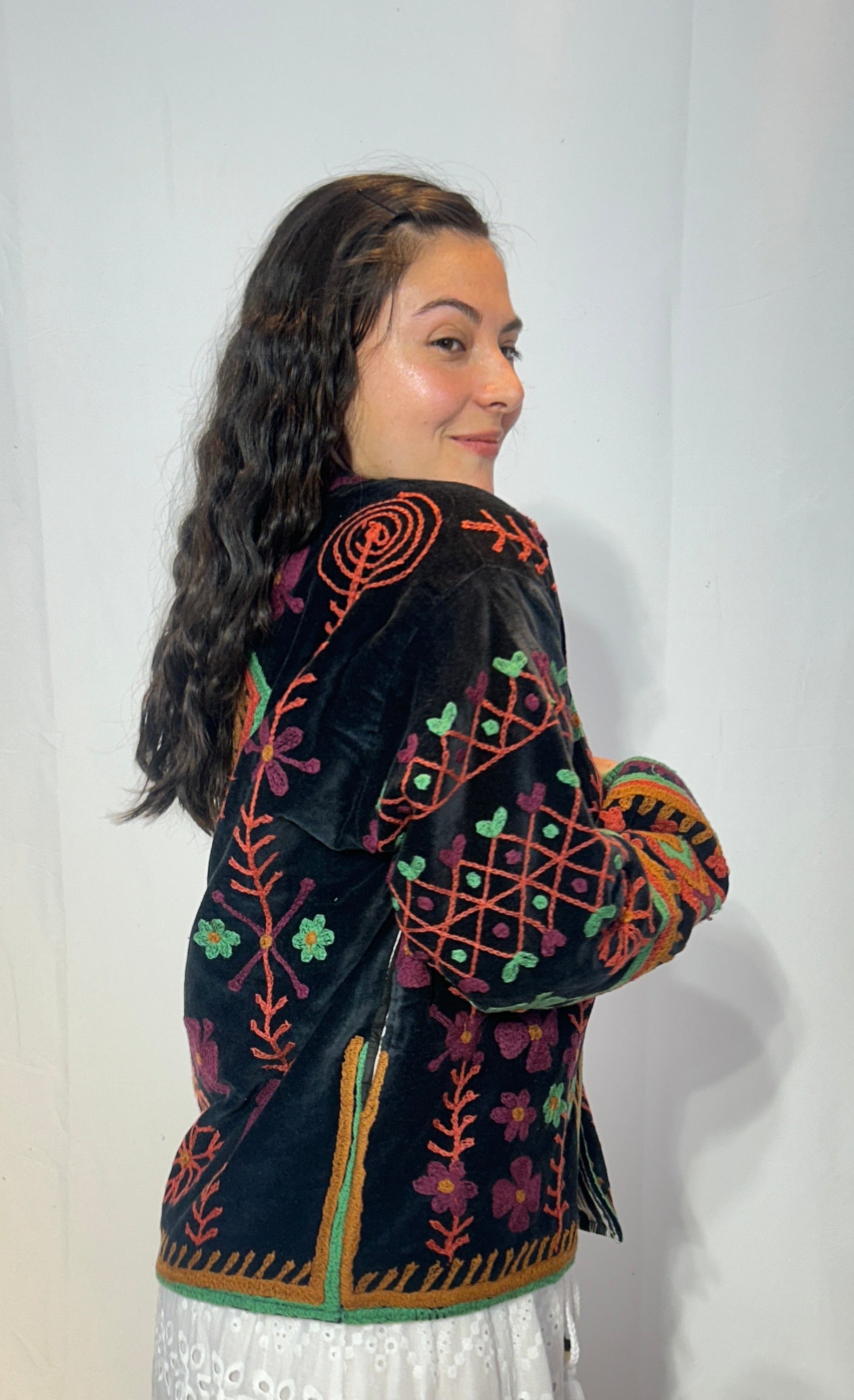 Suzani Samtjacke, handbestickt – Midnight Folklore