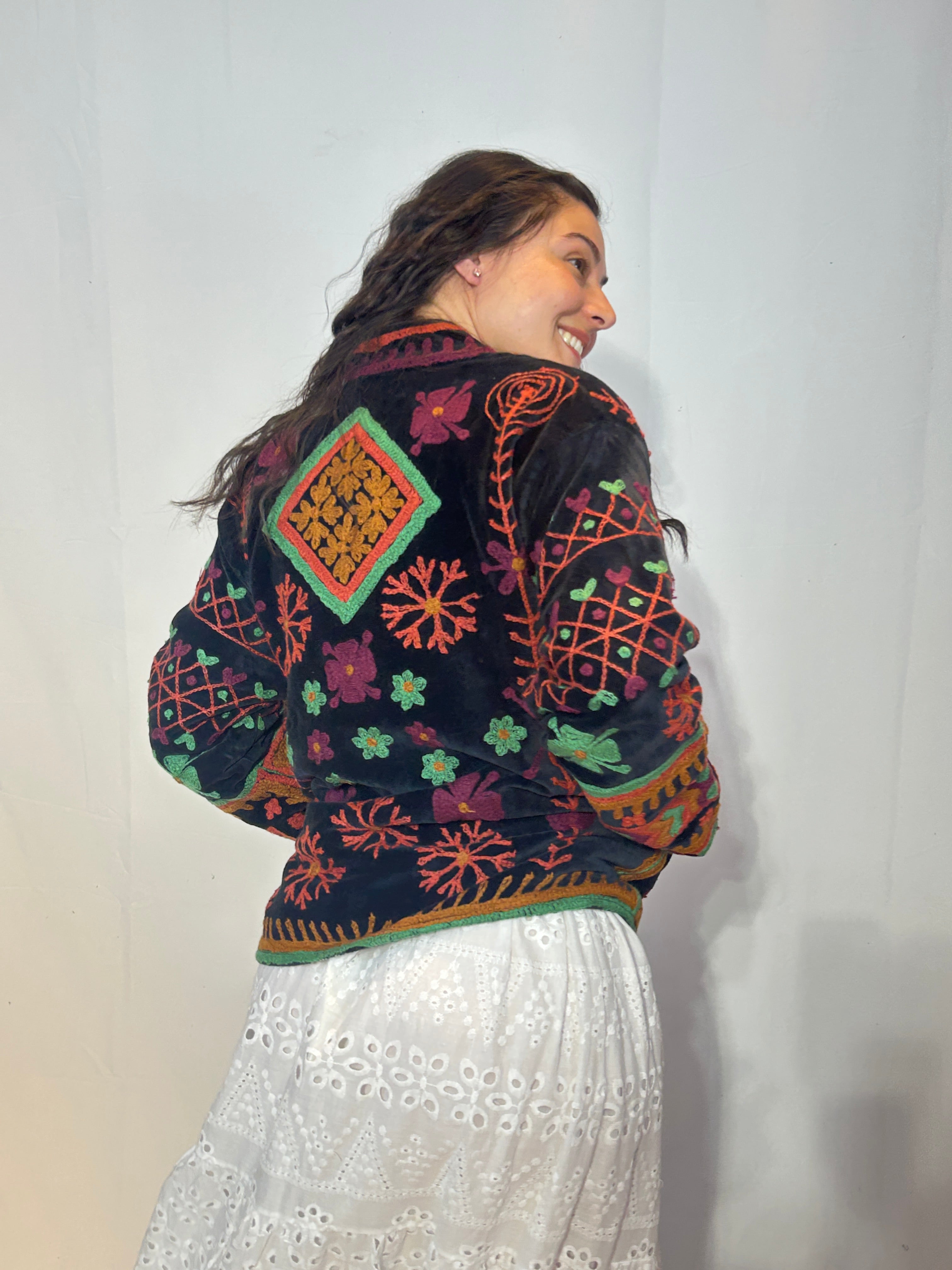 Suzani Samtjacke, handbestickt – Midnight Folklore