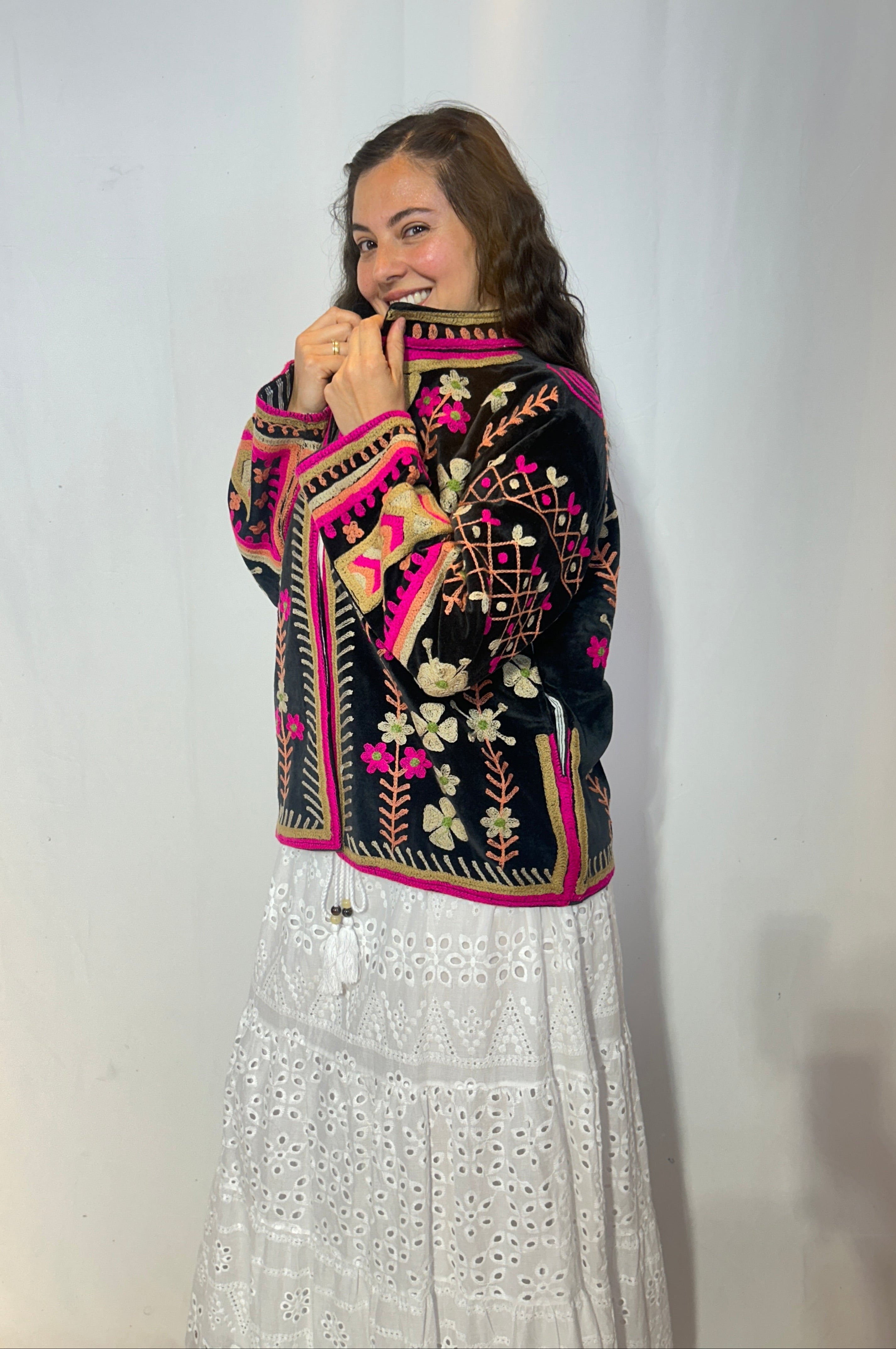 Suzani Bestickte Samtjacke – Mitternachtsfuchsia & Gold