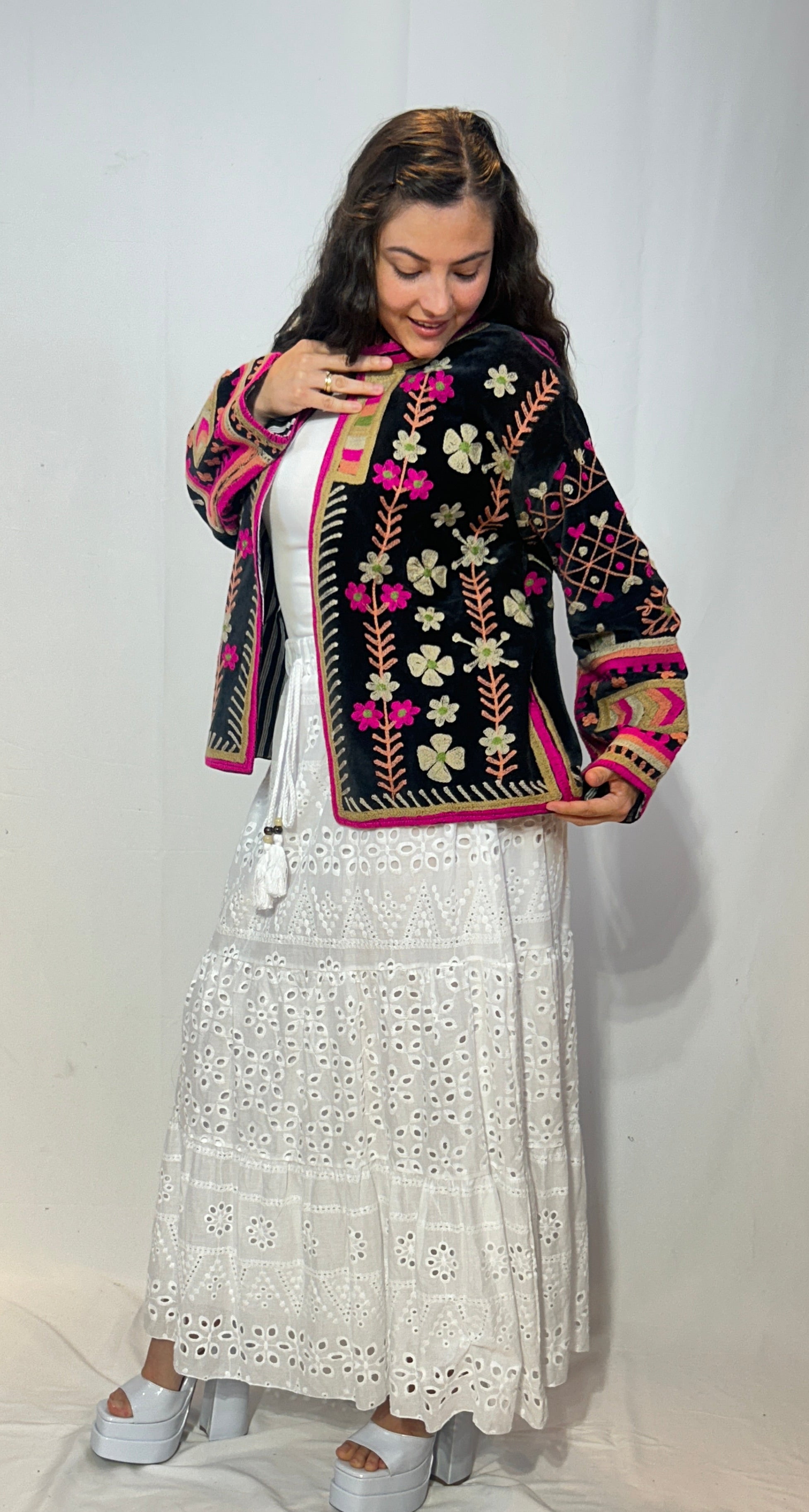 Suzani Bestickte Samtjacke – Mitternachtsfuchsia & Gold