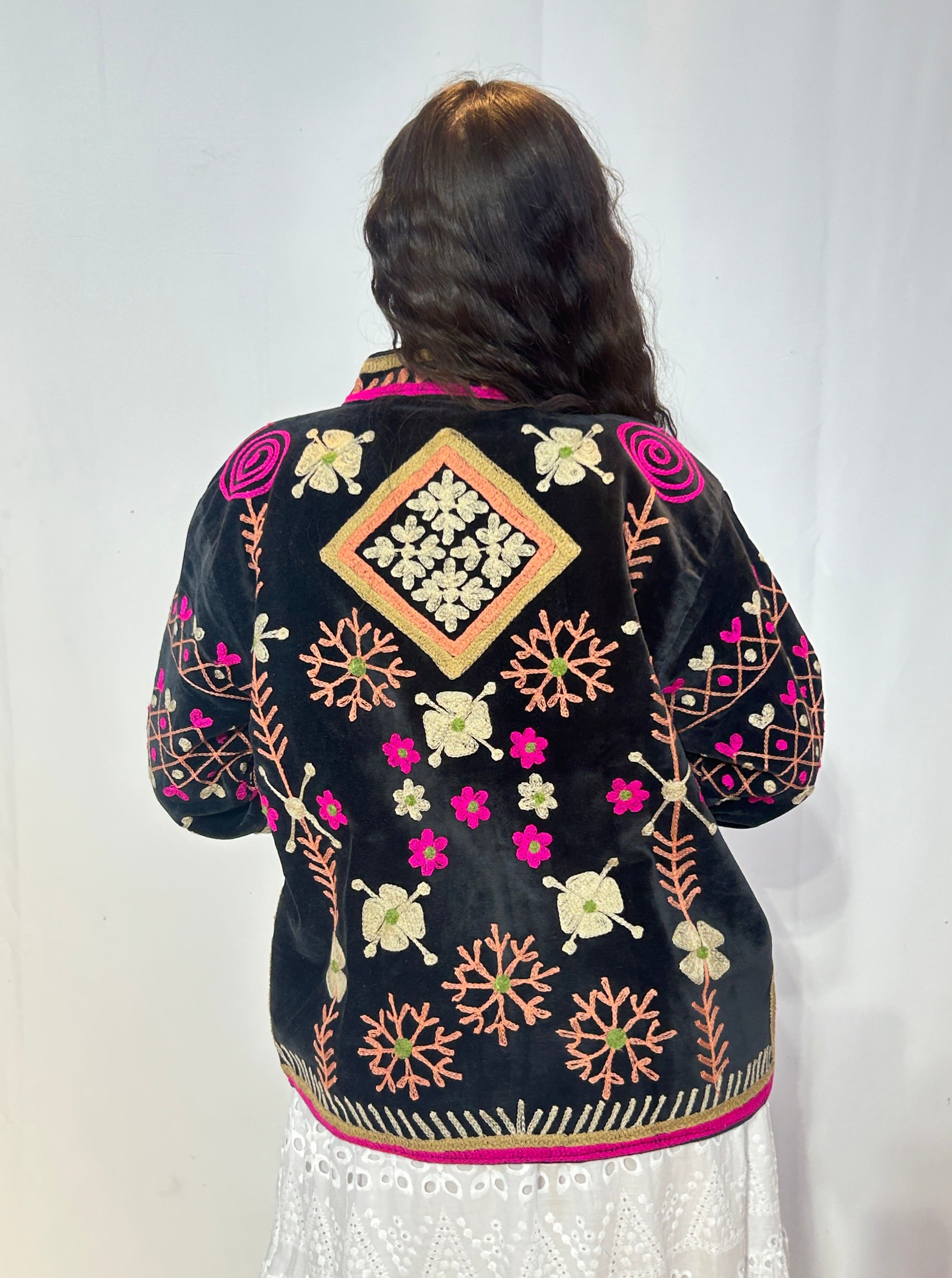 Suzani Bestickte Samtjacke – Mitternachtsfuchsia & Gold